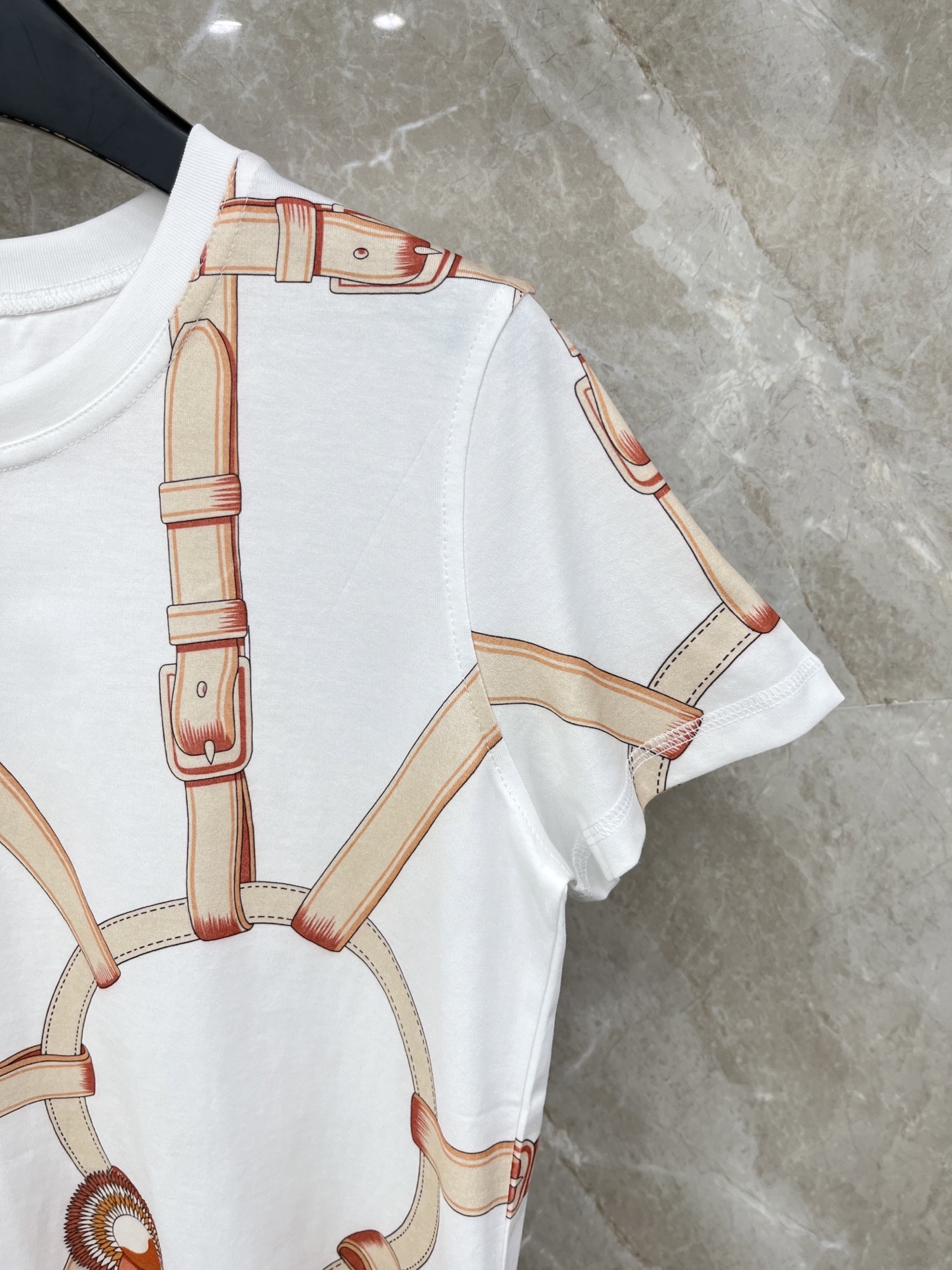 🛒𝐍𝐄𝐖 · 𝟐𝟎𝟐6/爆款现货原单品质 Her*｜26新品印花短袖T恤精致常规版型上身巨显瘦！定制最新