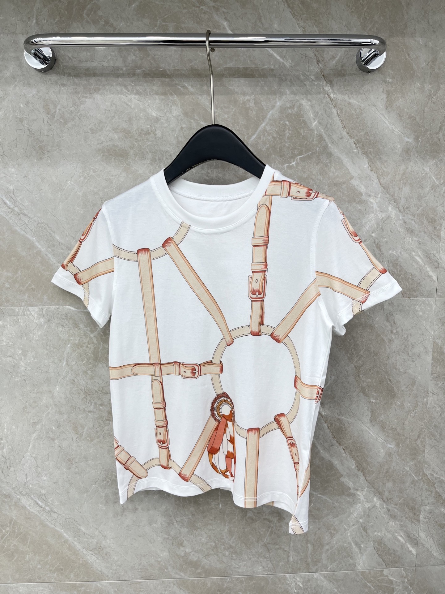 🛒𝐍𝐄𝐖 · 𝟐𝟎𝟐6/爆款现货原单品质 Her*｜26新品印花短袖T恤精致常规版型上身巨显瘦！定制最新