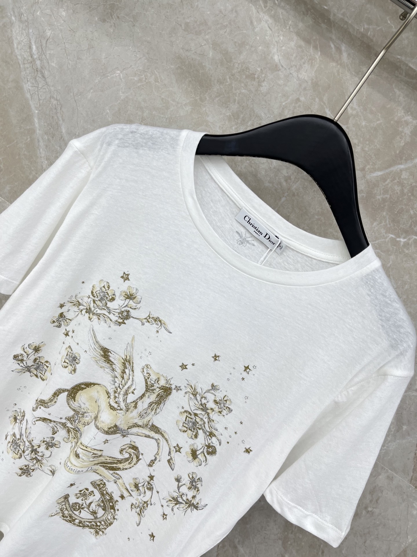 🛒𝐍𝐄𝐖 · 𝟐𝟎𝟐6/爆款现货原单品质 Dio*｜26新品棉麻印花短袖T恤精致版型上身巨显瘦！定制最新