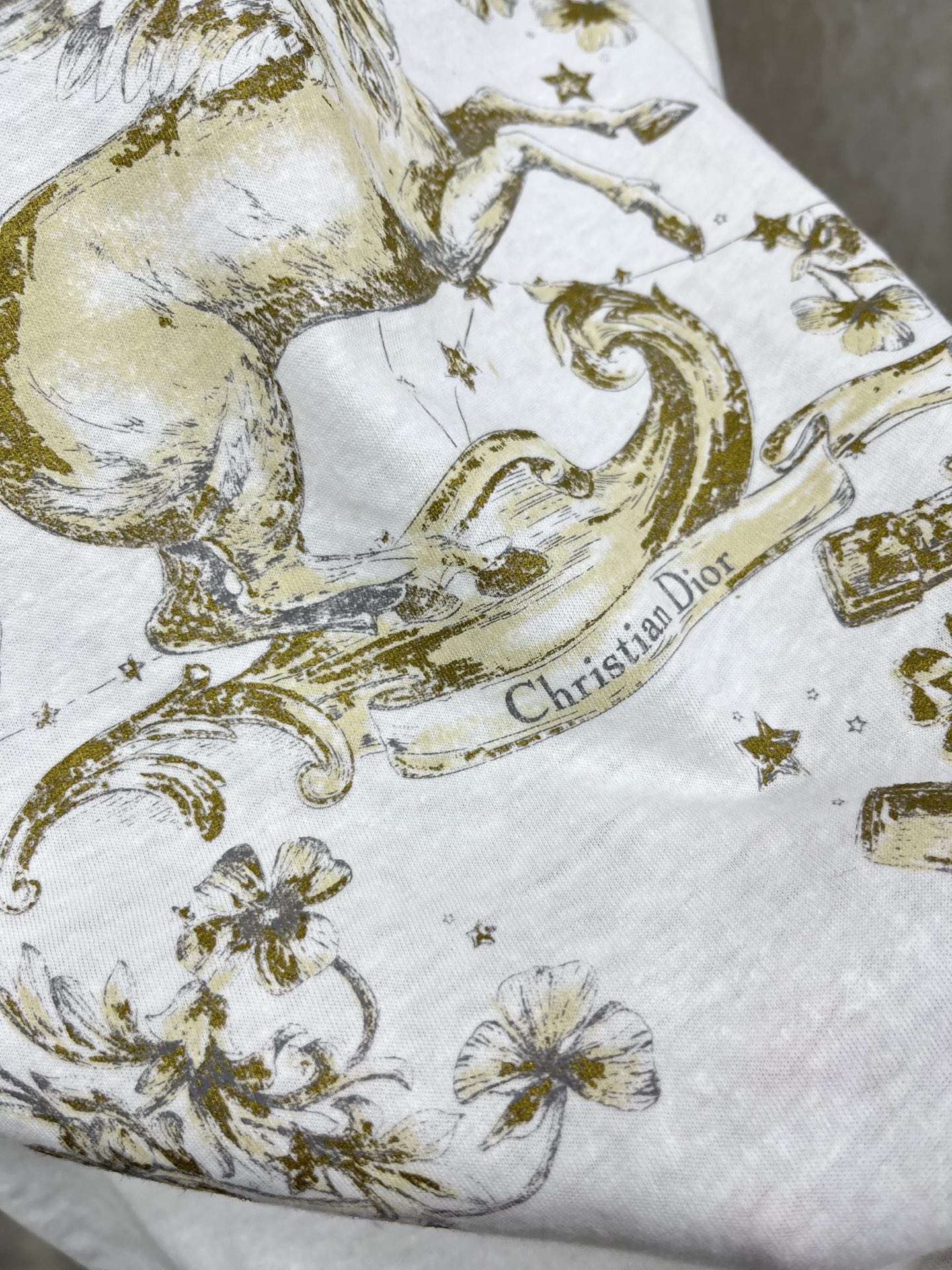 🛒𝐍𝐄𝐖 · 𝟐𝟎𝟐6/爆款现货原单品质 Dio*｜26新品棉麻印花短袖T恤精致版型上身巨显瘦！定制最新