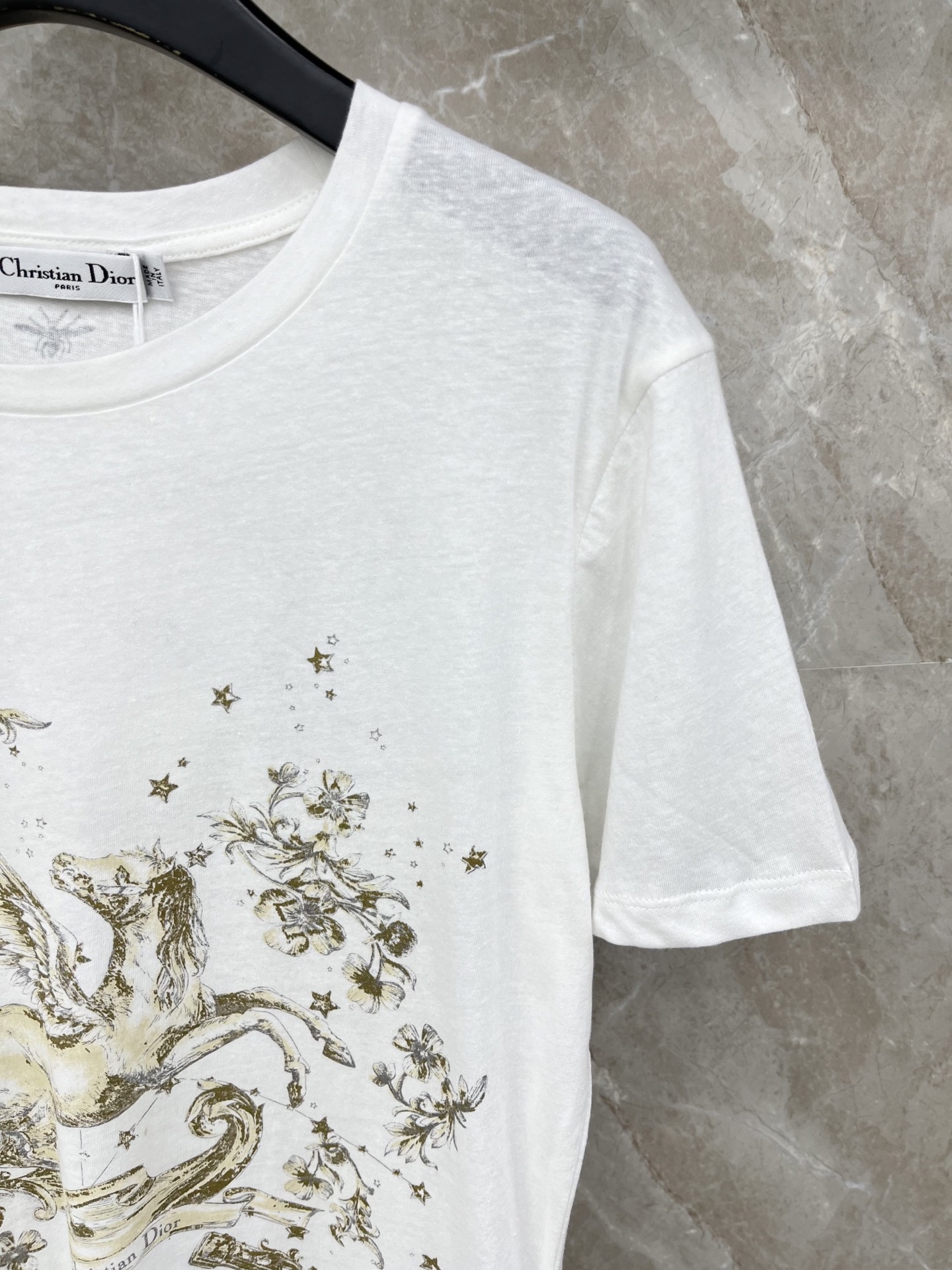 🛒𝐍𝐄𝐖 · 𝟐𝟎𝟐6/爆款现货原单品质 Dio*｜26新品棉麻印花短袖T恤精致版型上身巨显瘦！定制最新