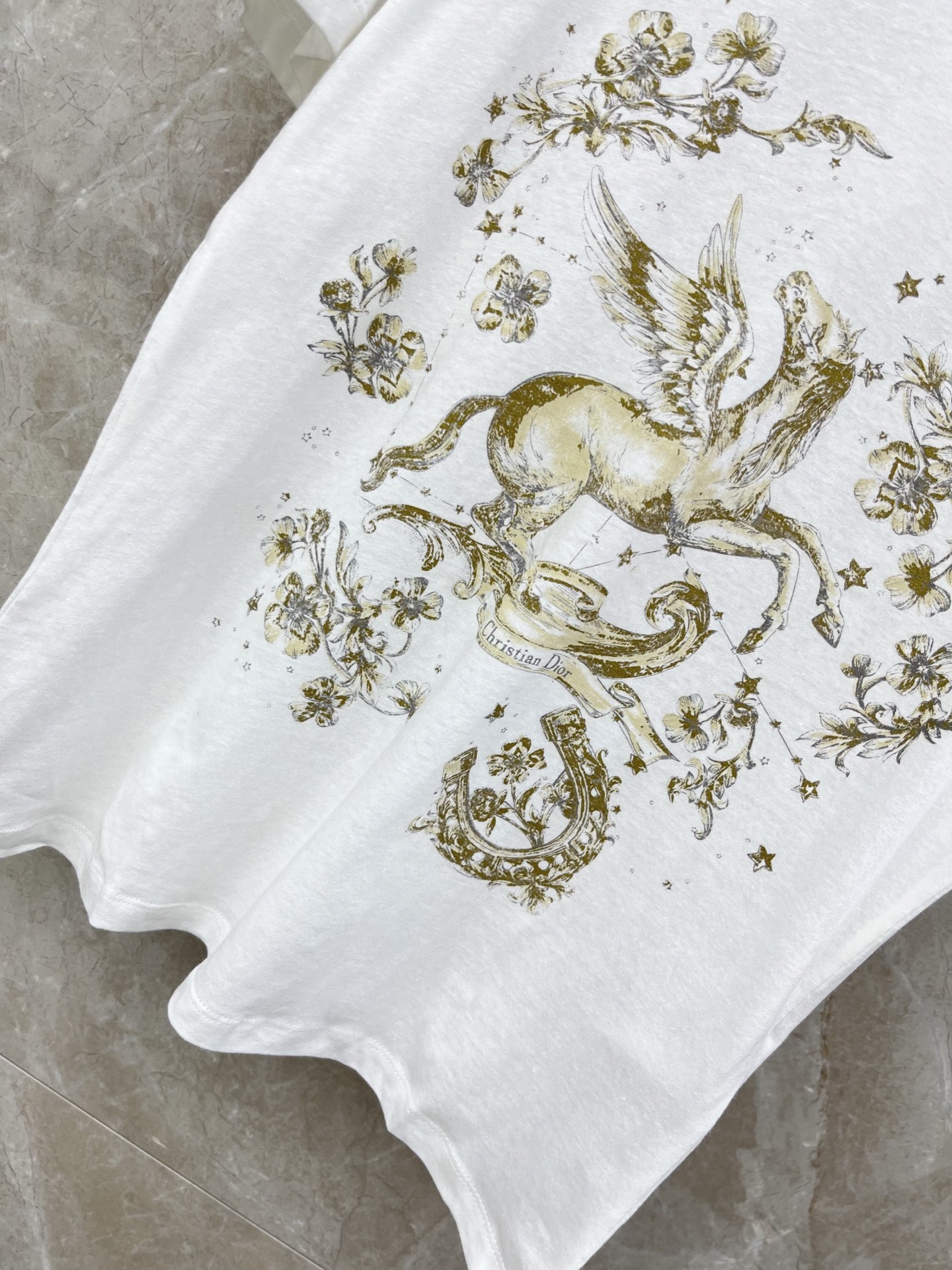 🛒𝐍𝐄𝐖 · 𝟐𝟎𝟐6/爆款现货原单品质 Dio*｜26新品棉麻印花短袖T恤精致版型上身巨显瘦！定制最新