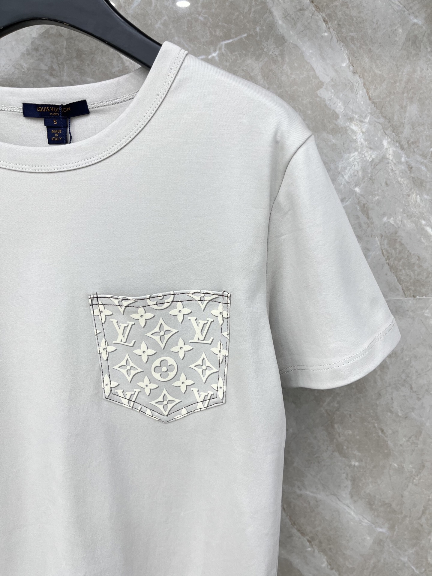 🛒𝐍𝐄𝐖 · 𝟐𝟎𝟐6/爆款现货原单品质 Lv*｜26新品口袋印花短袖T恤精致常规版型上身巨显瘦！定制最