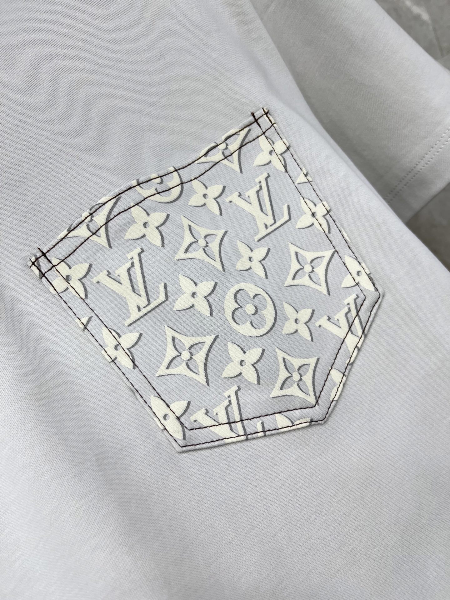 🛒𝐍𝐄𝐖 · 𝟐𝟎𝟐6/爆款现货原单品质 Lv*｜26新品口袋印花短袖T恤精致常规版型上身巨显瘦！定制最