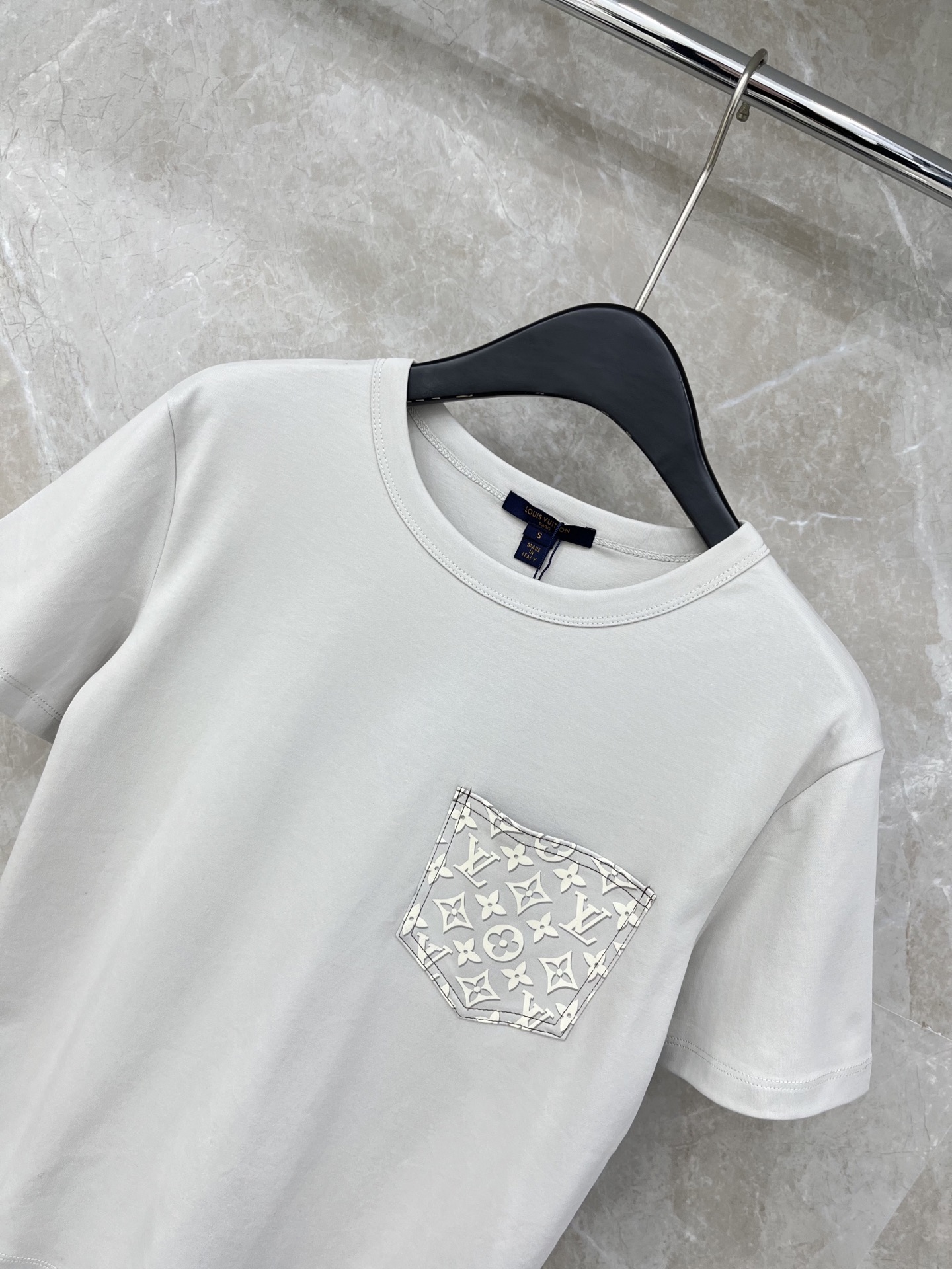 🛒𝐍𝐄𝐖 · 𝟐𝟎𝟐6/爆款现货原单品质 Lv*｜26新品口袋印花短袖T恤精致常规版型上身巨显瘦！定制最