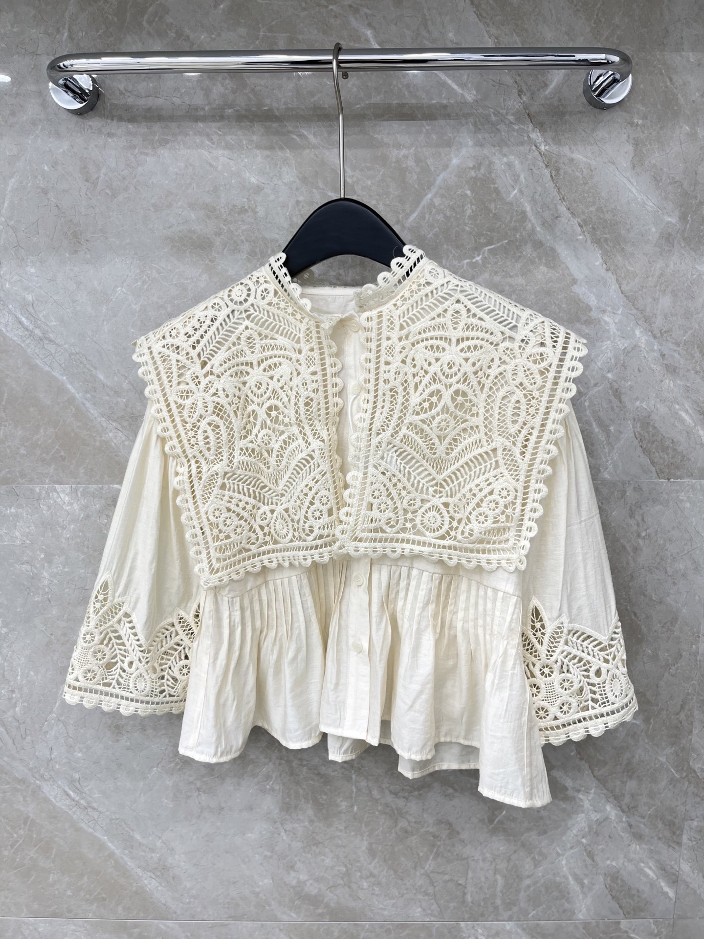 🛒𝐍𝐄𝐖 · 𝟐𝟎𝟐6/爆款现货原单品质 小众*｜2026新品水溶披肩式刺绣衬衫灯笼袖设计 直筒版型 精