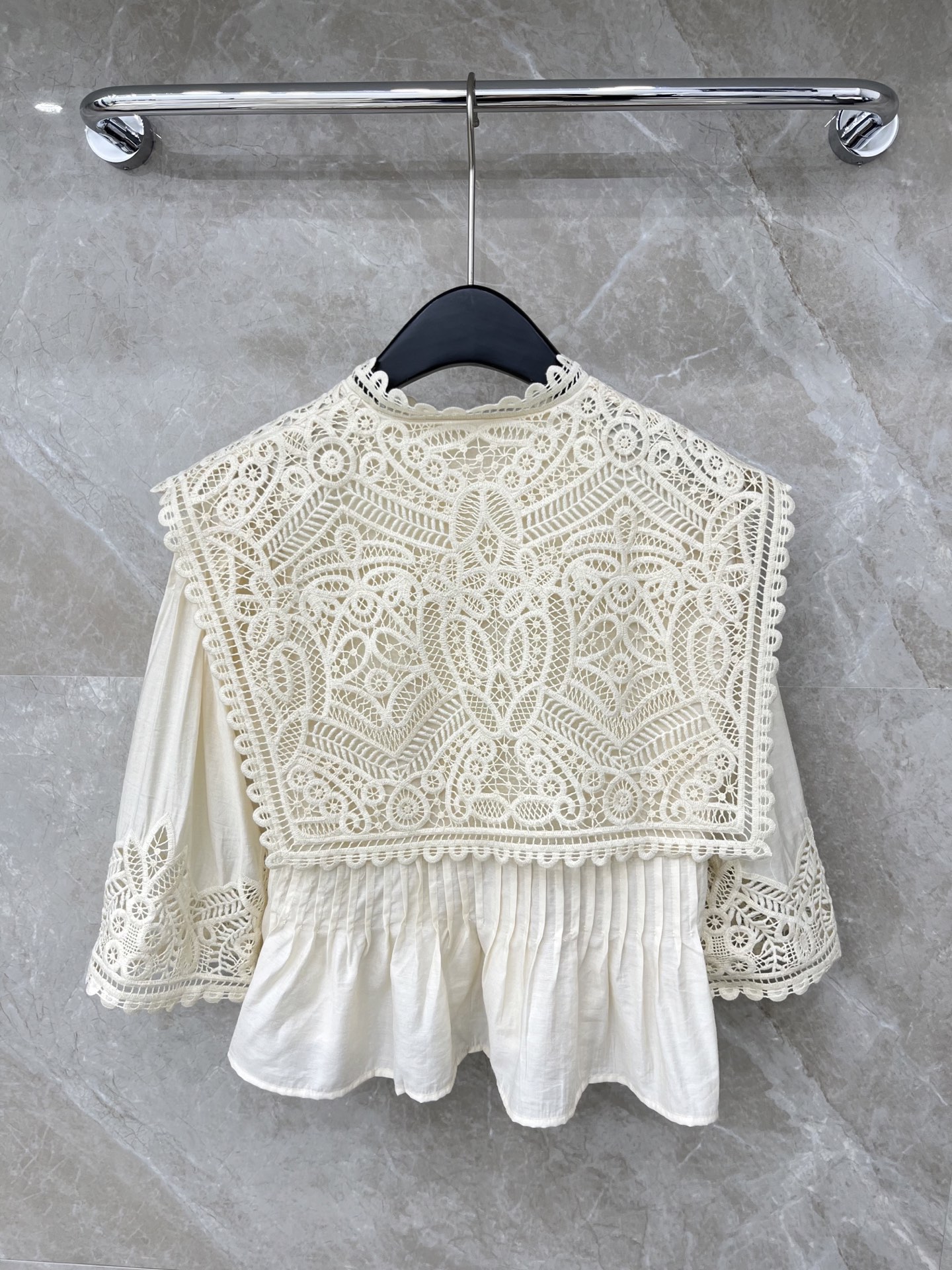 🛒𝐍𝐄𝐖 · 𝟐𝟎𝟐6/爆款现货原单品质 小众*｜2026新品水溶披肩式刺绣衬衫灯笼袖设计 直筒版型 精