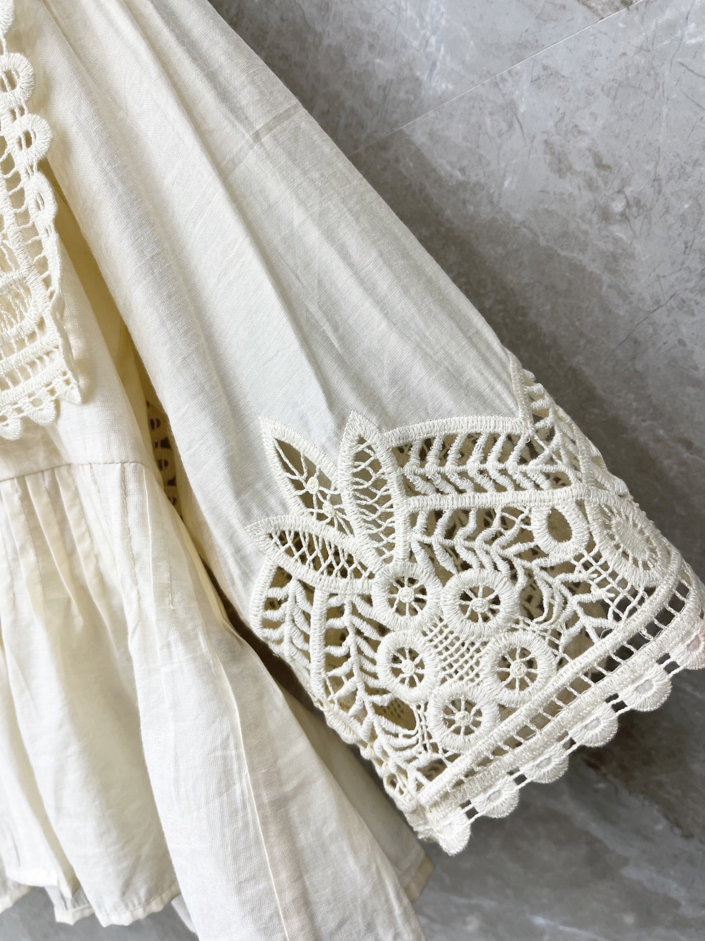 🛒𝐍𝐄𝐖 · 𝟐𝟎𝟐6/爆款现货原单品质 小众*｜2026新品水溶披肩式刺绣衬衫灯笼袖设计 直筒版型 精