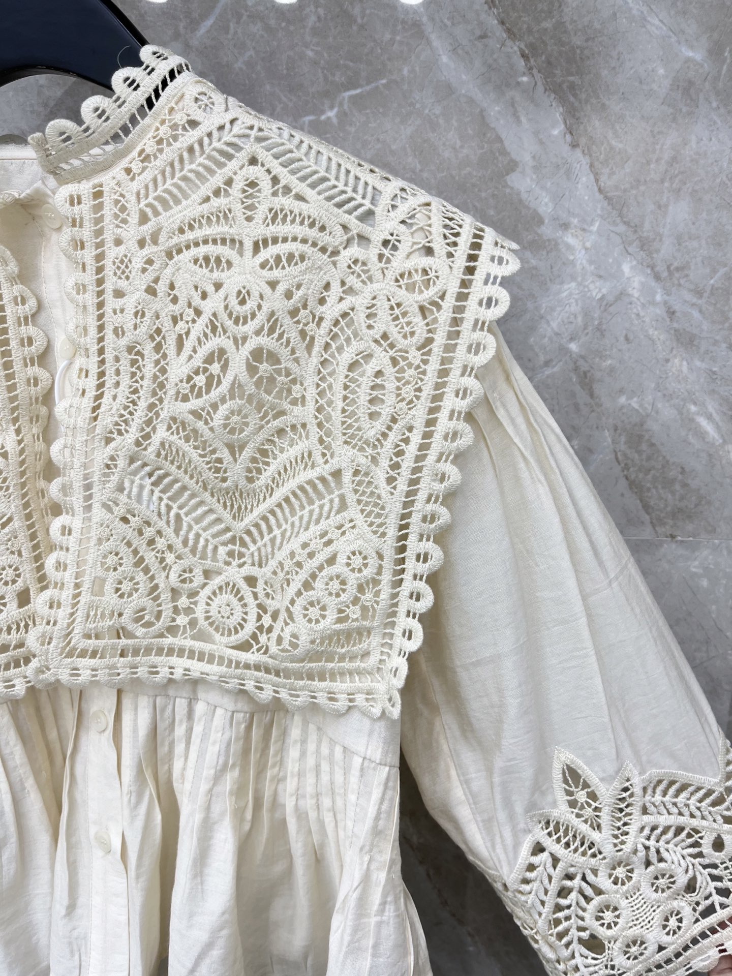 🛒𝐍𝐄𝐖 · 𝟐𝟎𝟐6/爆款现货原单品质 小众*｜2026新品水溶披肩式刺绣衬衫灯笼袖设计 直筒版型 精