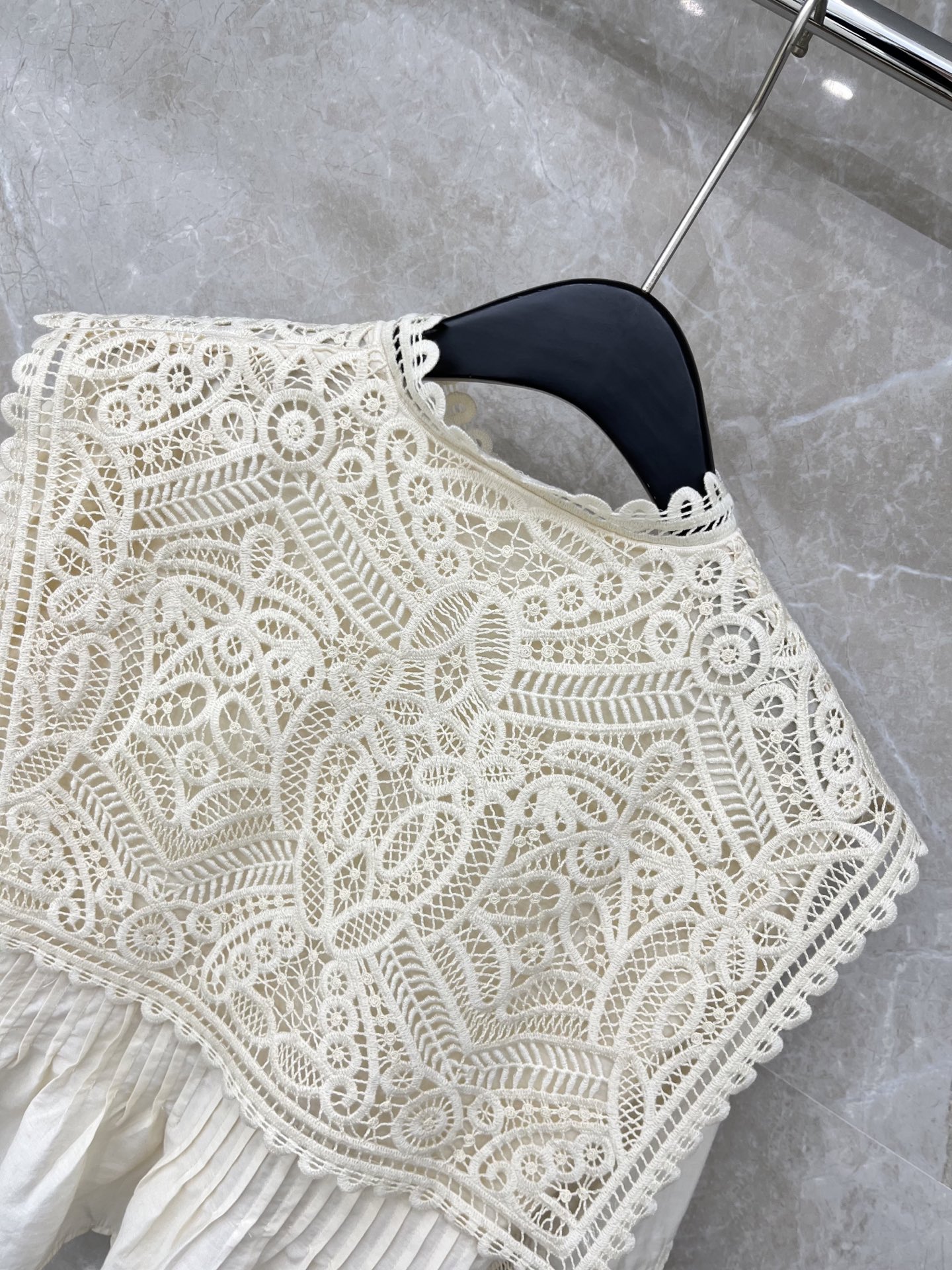 🛒𝐍𝐄𝐖 · 𝟐𝟎𝟐6/爆款现货原单品质 小众*｜2026新品水溶披肩式刺绣衬衫灯笼袖设计 直筒版型 精