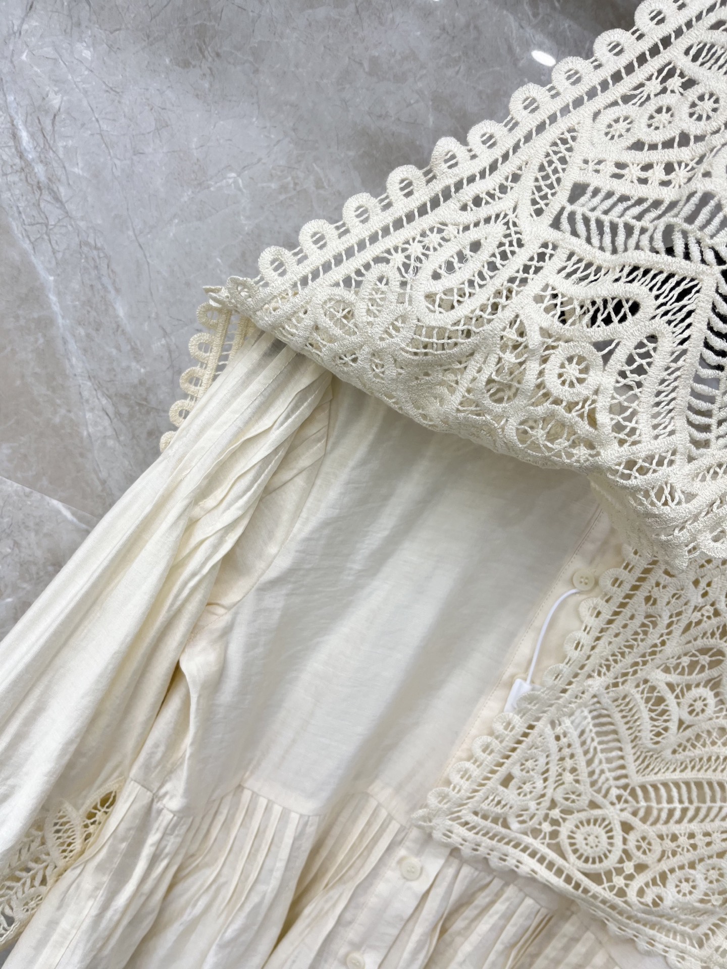 🛒𝐍𝐄𝐖 · 𝟐𝟎𝟐6/爆款现货原单品质 小众*｜2026新品水溶披肩式刺绣衬衫灯笼袖设计 直筒版型 精