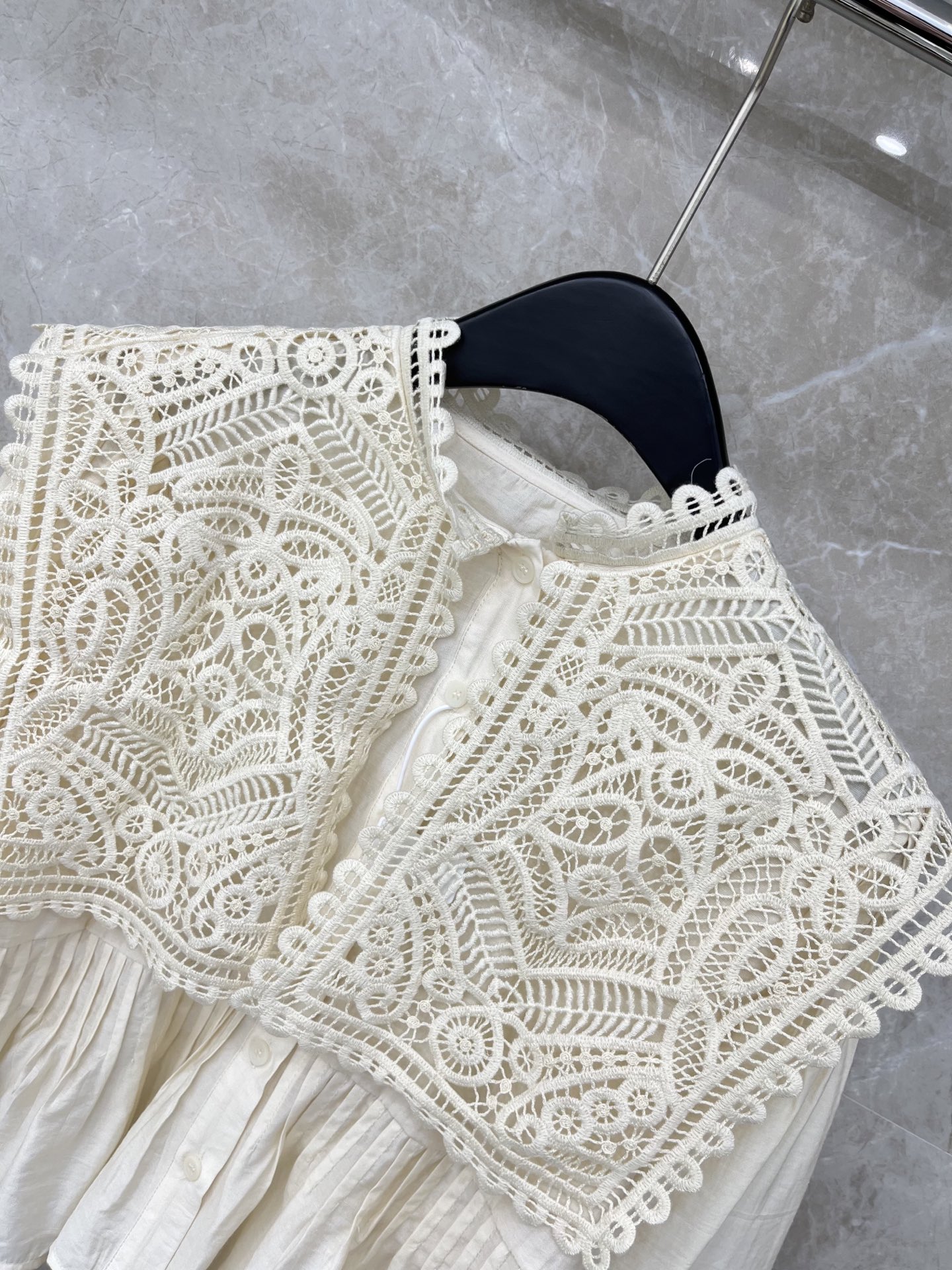 🛒𝐍𝐄𝐖 · 𝟐𝟎𝟐6/爆款现货原单品质 小众*｜2026新品水溶披肩式刺绣衬衫灯笼袖设计 直筒版型 精