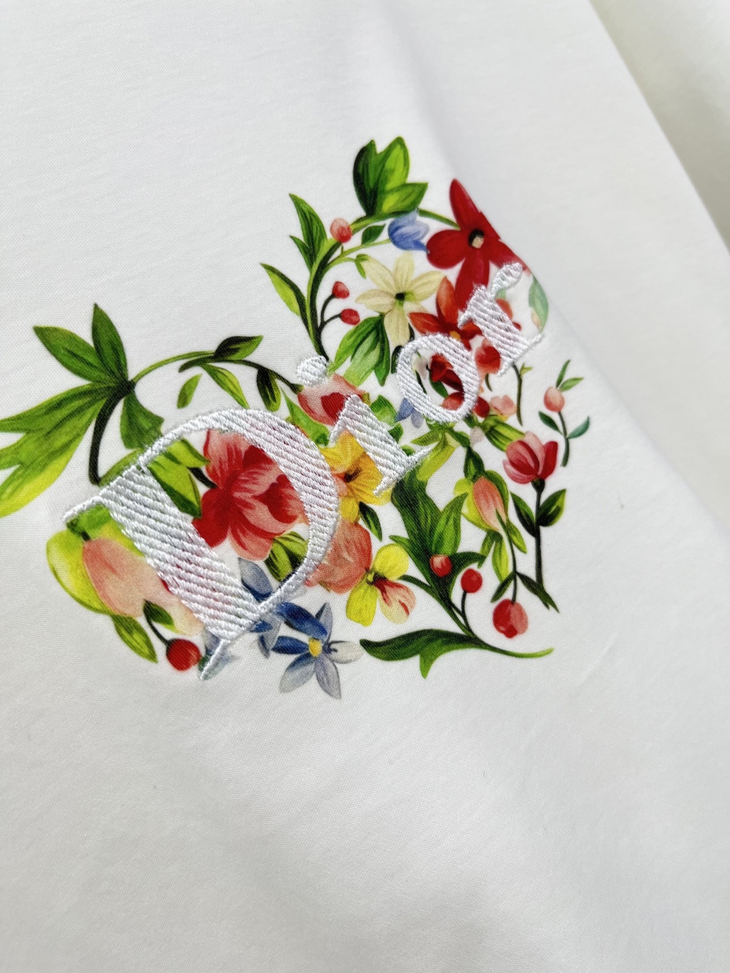 🛒𝐍𝐄𝐖 · 𝟐𝟎𝟐6/爆款现货原单品质 Dio*｜26新品刺绣印花短袖T恤精致版型上身巨显瘦！定制最新