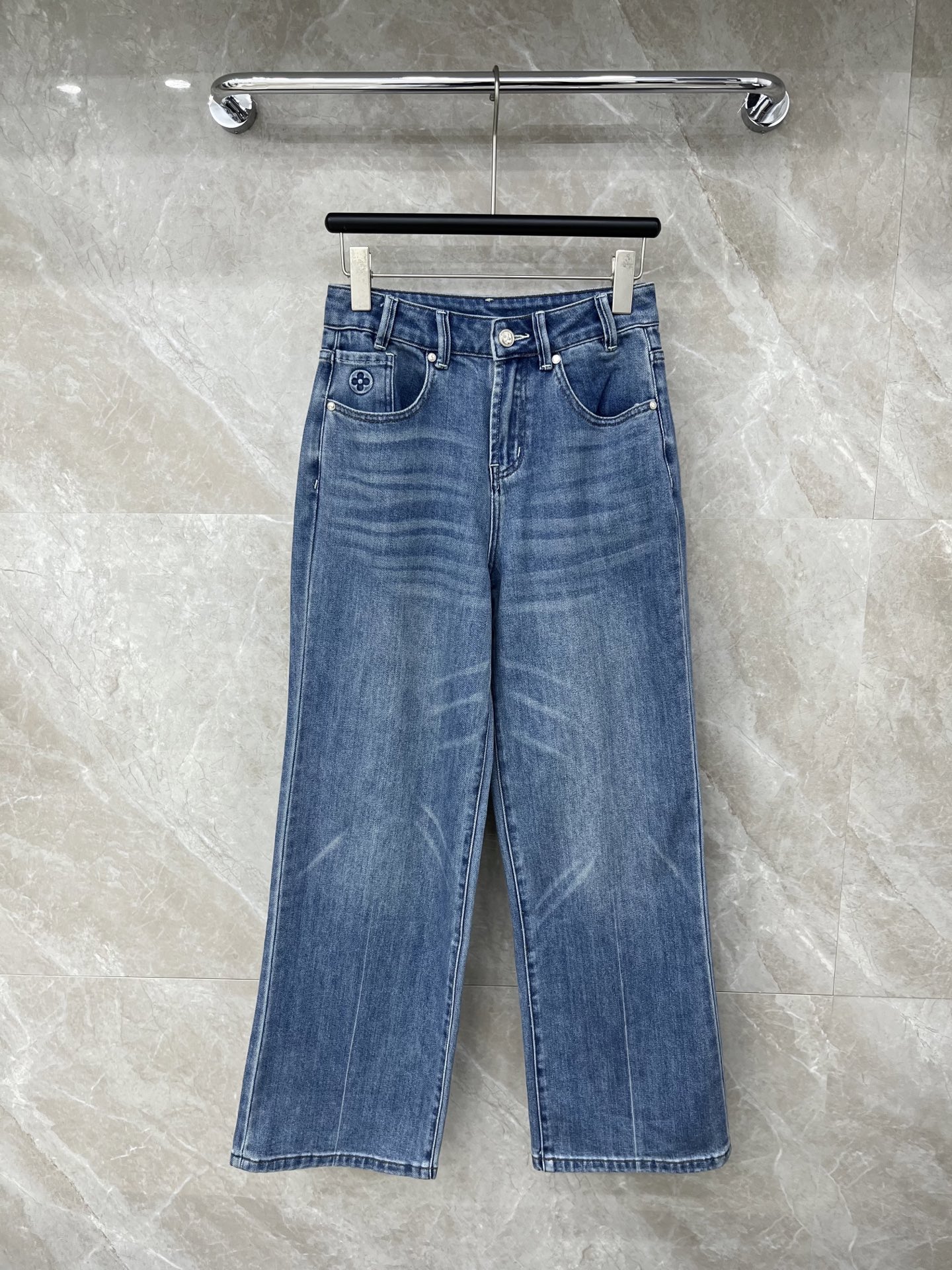 🛒𝐍𝐄𝐖 · 𝟐𝟎𝟐6/爆款现货设计师 原创｜女神同款老花压花牛仔裤 这款牛仔裤选用优质面料，工艺洗水，