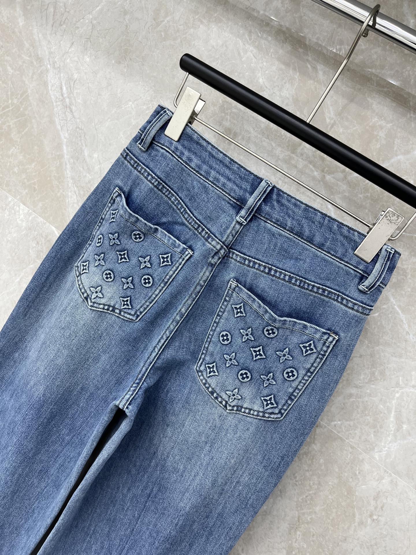 🛒𝐍𝐄𝐖 · 𝟐𝟎𝟐6/爆款现货设计师 原创｜女神同款老花压花牛仔裤 这款牛仔裤选用优质面料，工艺洗水，