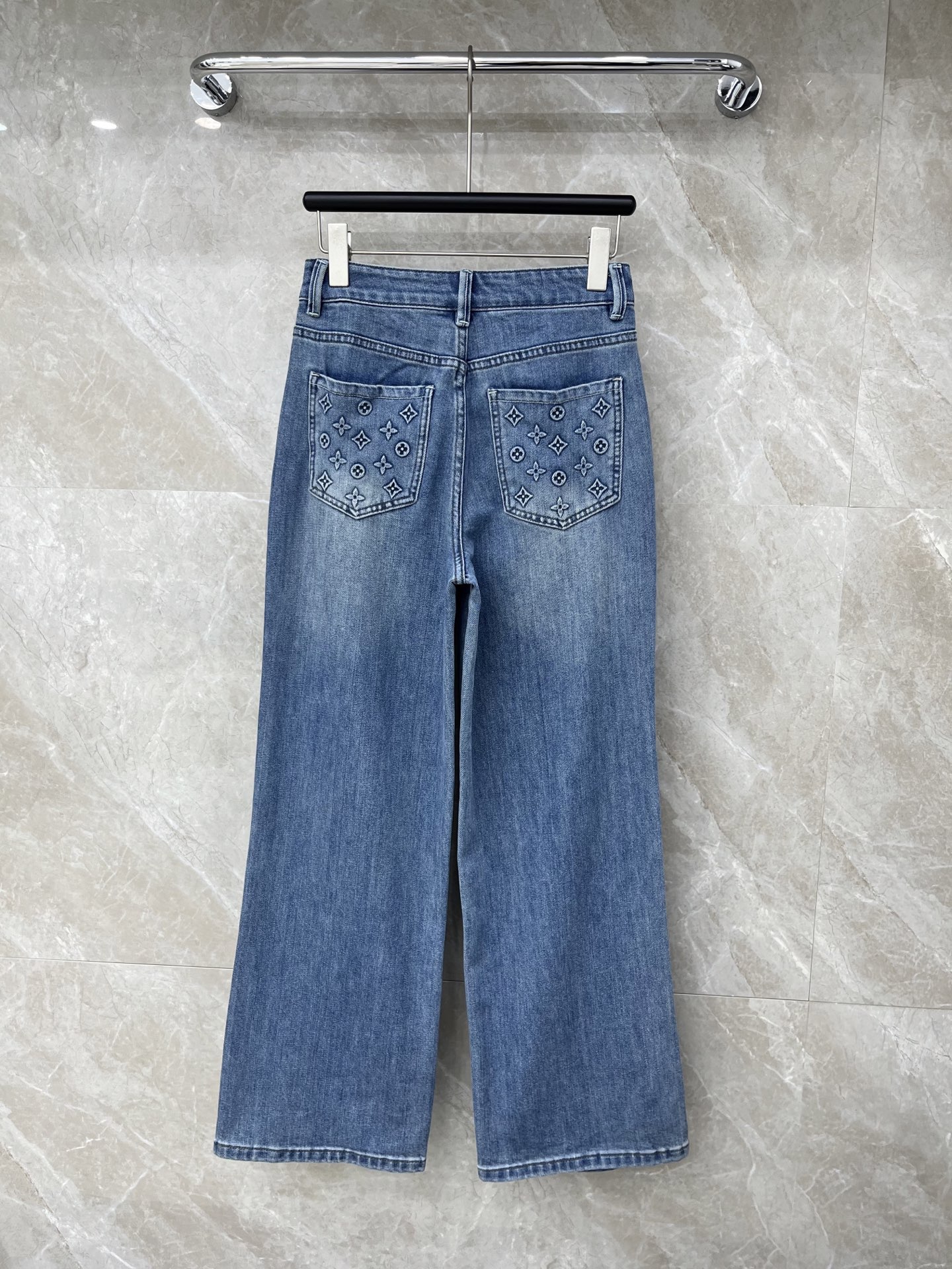 🛒𝐍𝐄𝐖 · 𝟐𝟎𝟐6/爆款现货设计师 原创｜女神同款老花压花牛仔裤 这款牛仔裤选用优质面料，工艺洗水，