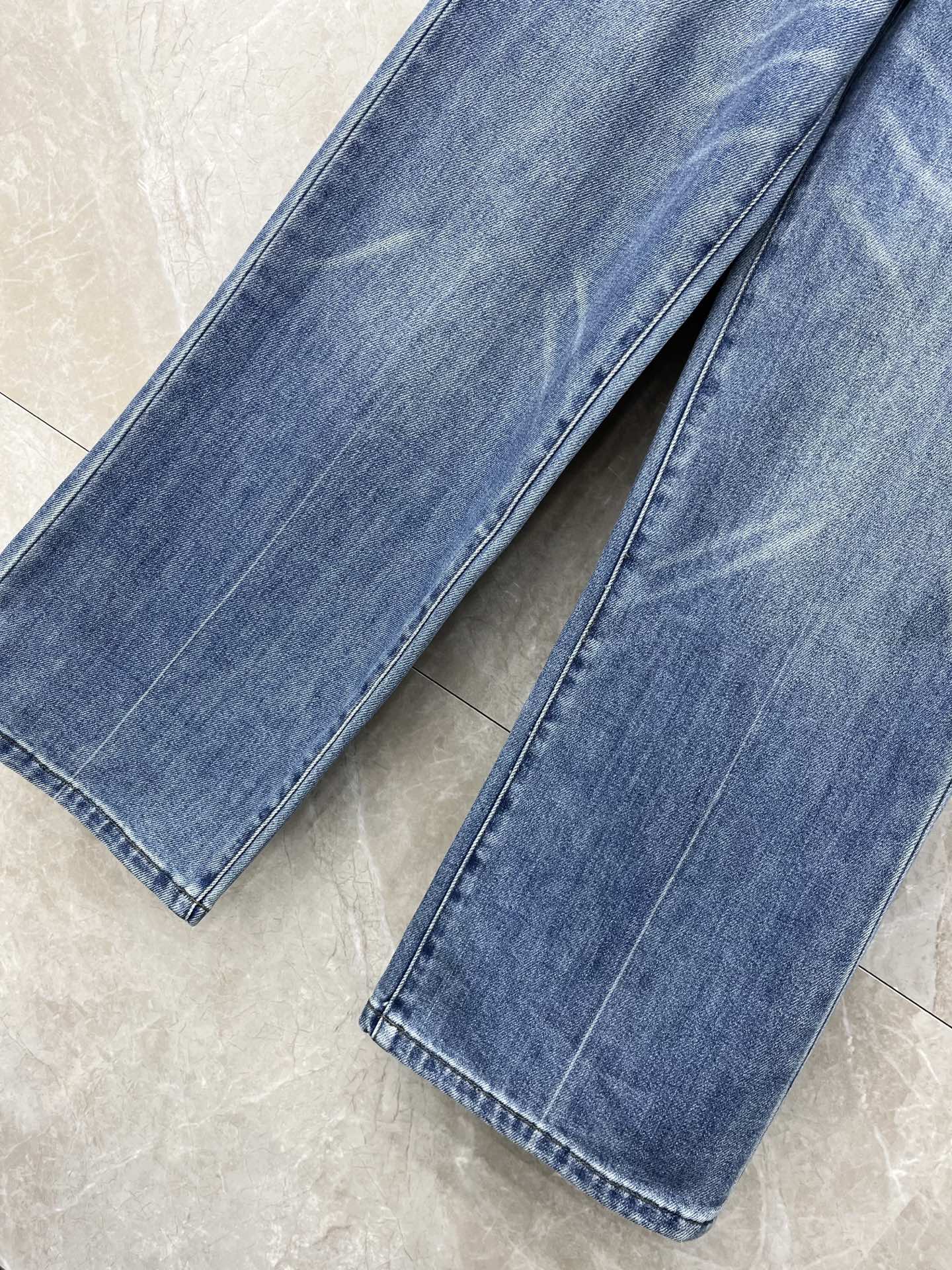 🛒𝐍𝐄𝐖 · 𝟐𝟎𝟐6/爆款现货设计师 原创｜女神同款老花压花牛仔裤 这款牛仔裤选用优质面料，工艺洗水，