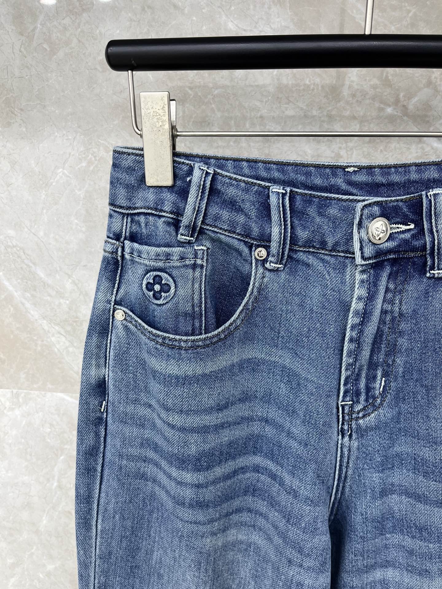 🛒𝐍𝐄𝐖 · 𝟐𝟎𝟐6/爆款现货设计师 原创｜女神同款老花压花牛仔裤 这款牛仔裤选用优质面料，工艺洗水，