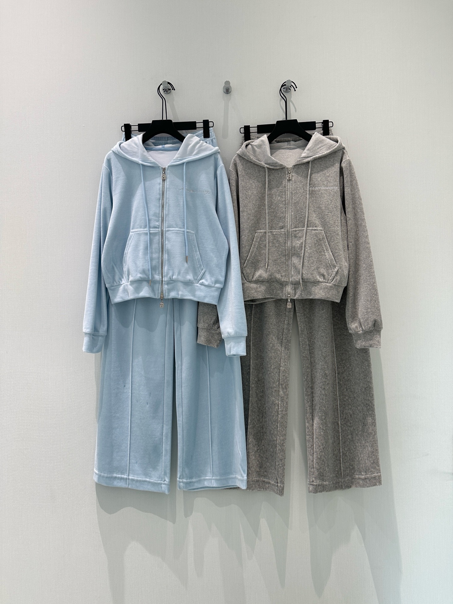 🛒𝐍𝐄𝐖 · 𝟐𝟎𝟐6/爆款现货设计师 原创｜26早春新品天鹅绒烫钻字母套装！高端定制拉链卫衣外套，搭配