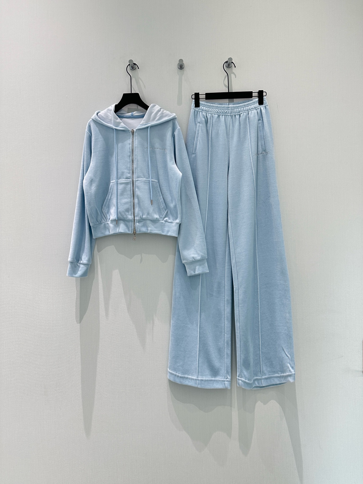 🛒𝐍𝐄𝐖 · 𝟐𝟎𝟐6/爆款现货设计师 原创｜26早春新品天鹅绒烫钻字母套装！高端定制拉链卫衣外套，搭配