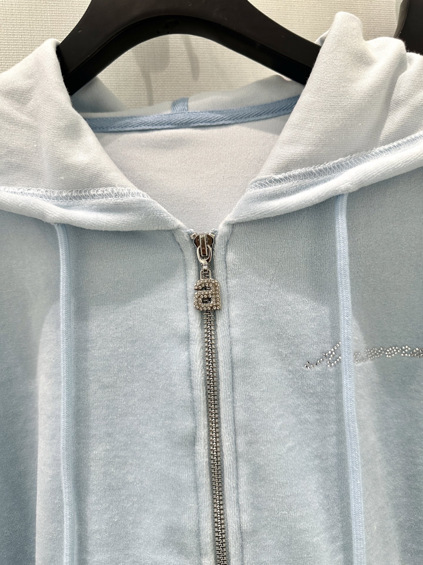 🛒𝐍𝐄𝐖 · 𝟐𝟎𝟐6/爆款现货设计师 原创｜26早春新品天鹅绒烫钻字母套装！高端定制拉链卫衣外套，搭配