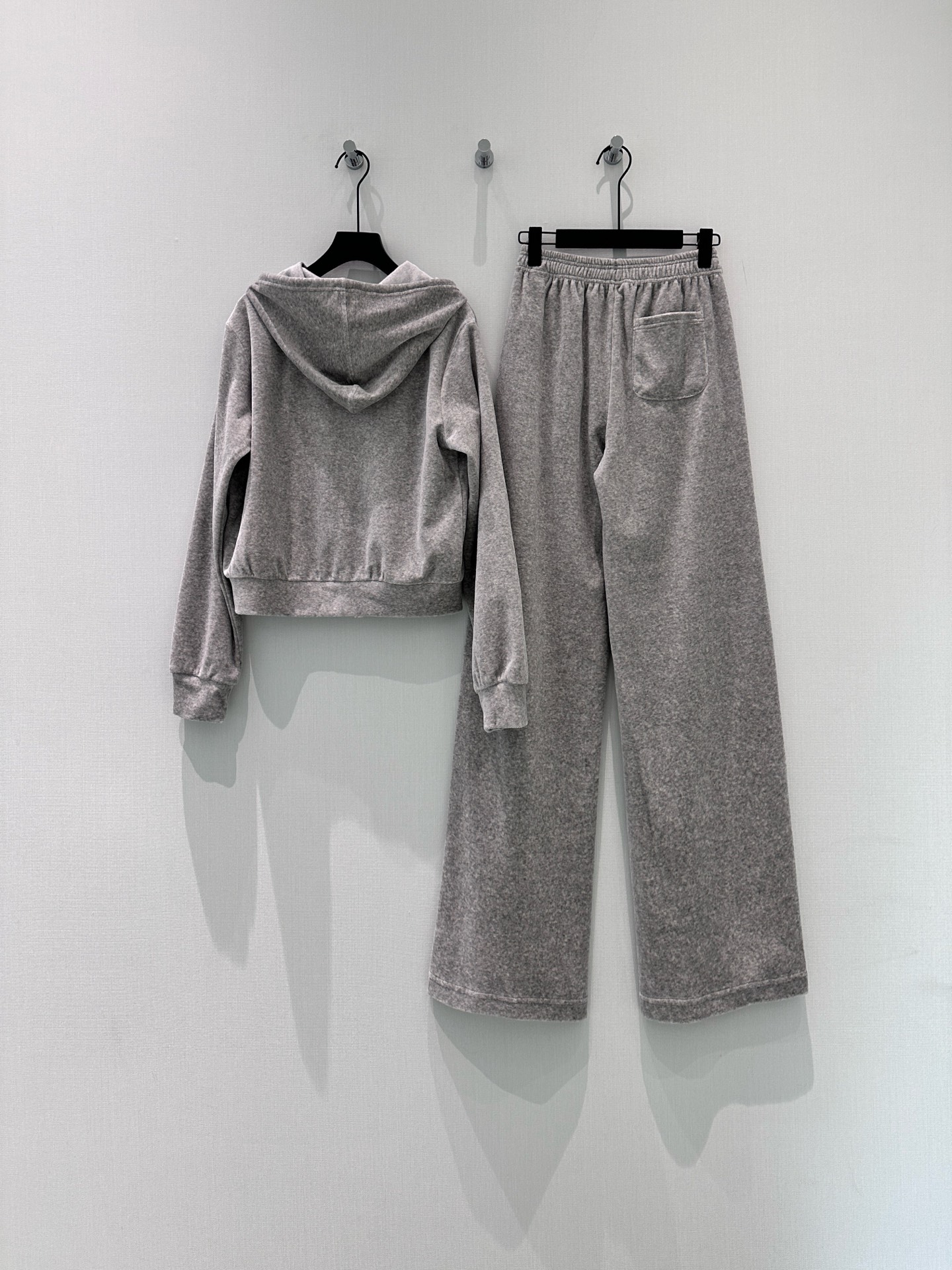 🛒𝐍𝐄𝐖 · 𝟐𝟎𝟐6/爆款现货设计师 原创｜26早春新品天鹅绒烫钻字母套装！高端定制拉链卫衣外套，搭配