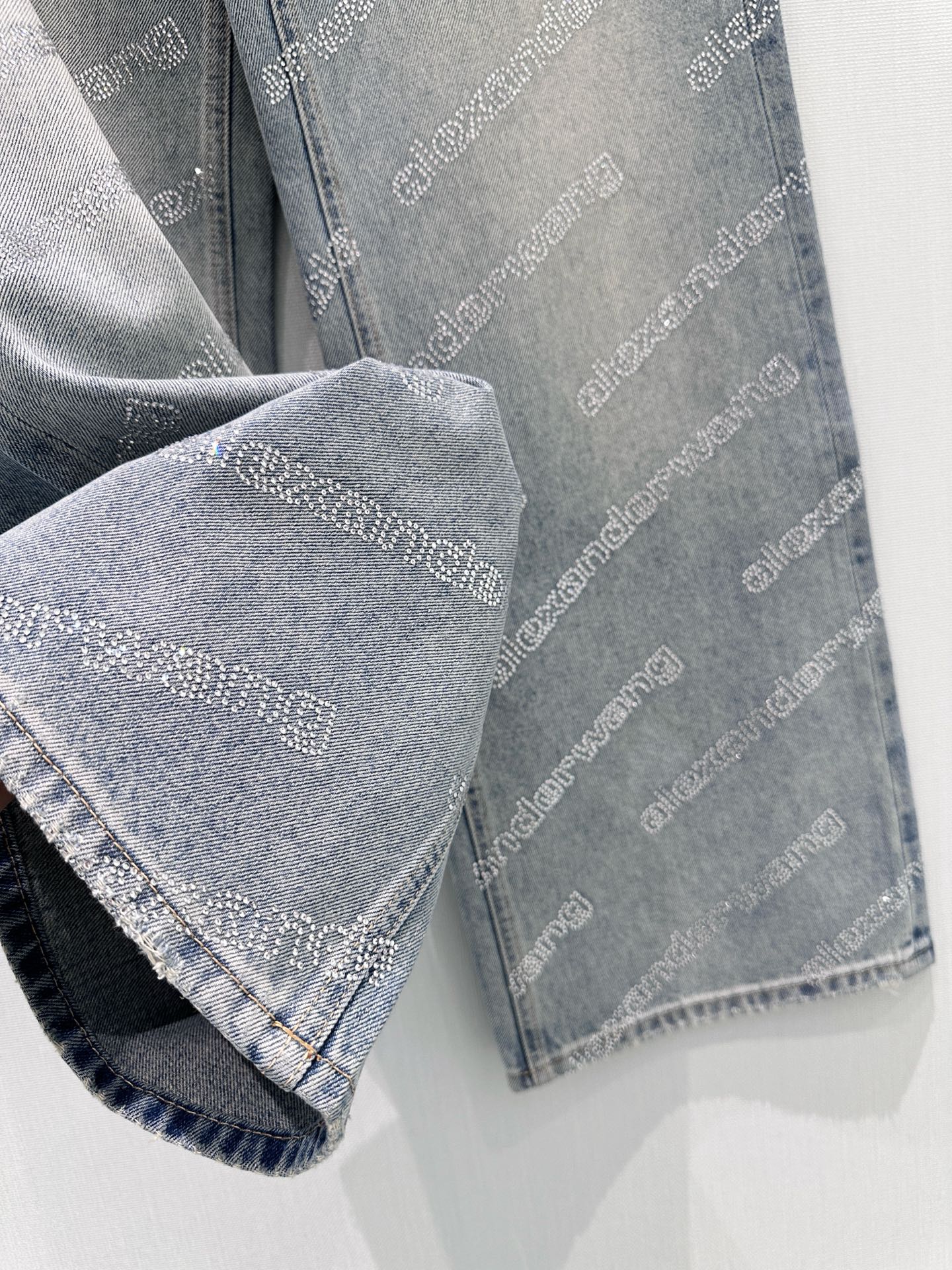 🛒𝐍𝐄𝐖 · 𝟐𝟎𝟐6/爆款现货设计师 原创｜🈵️钻烫印字母渐变色牛仔裤采用高端定制面料，牛仔穿起来非常