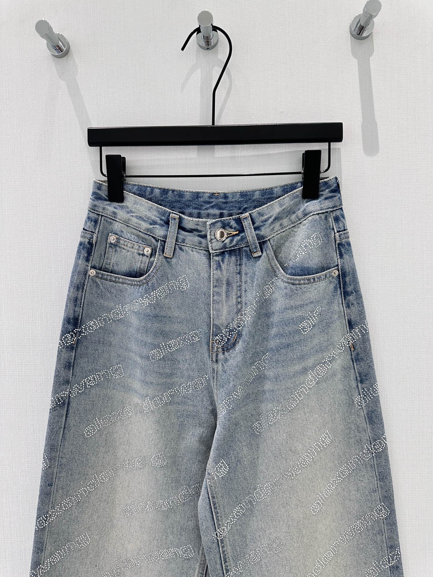 🛒𝐍𝐄𝐖 · 𝟐𝟎𝟐6/爆款现货设计师 原创｜🈵️钻烫印字母渐变色牛仔裤采用高端定制面料，牛仔穿起来非常