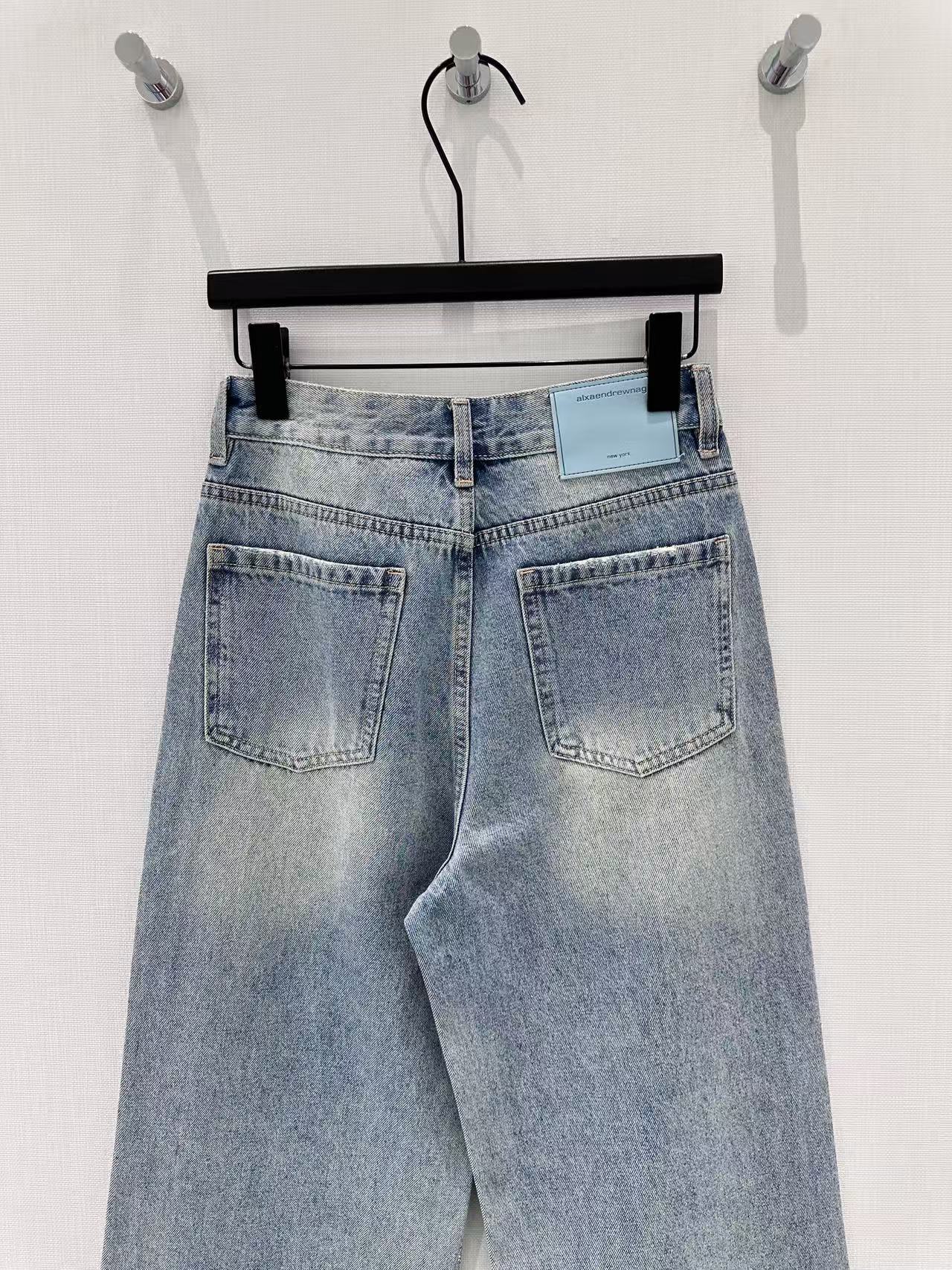 🛒𝐍𝐄𝐖 · 𝟐𝟎𝟐6/爆款现货设计师 原创｜🈵️钻烫印字母渐变色牛仔裤采用高端定制面料，牛仔穿起来非常