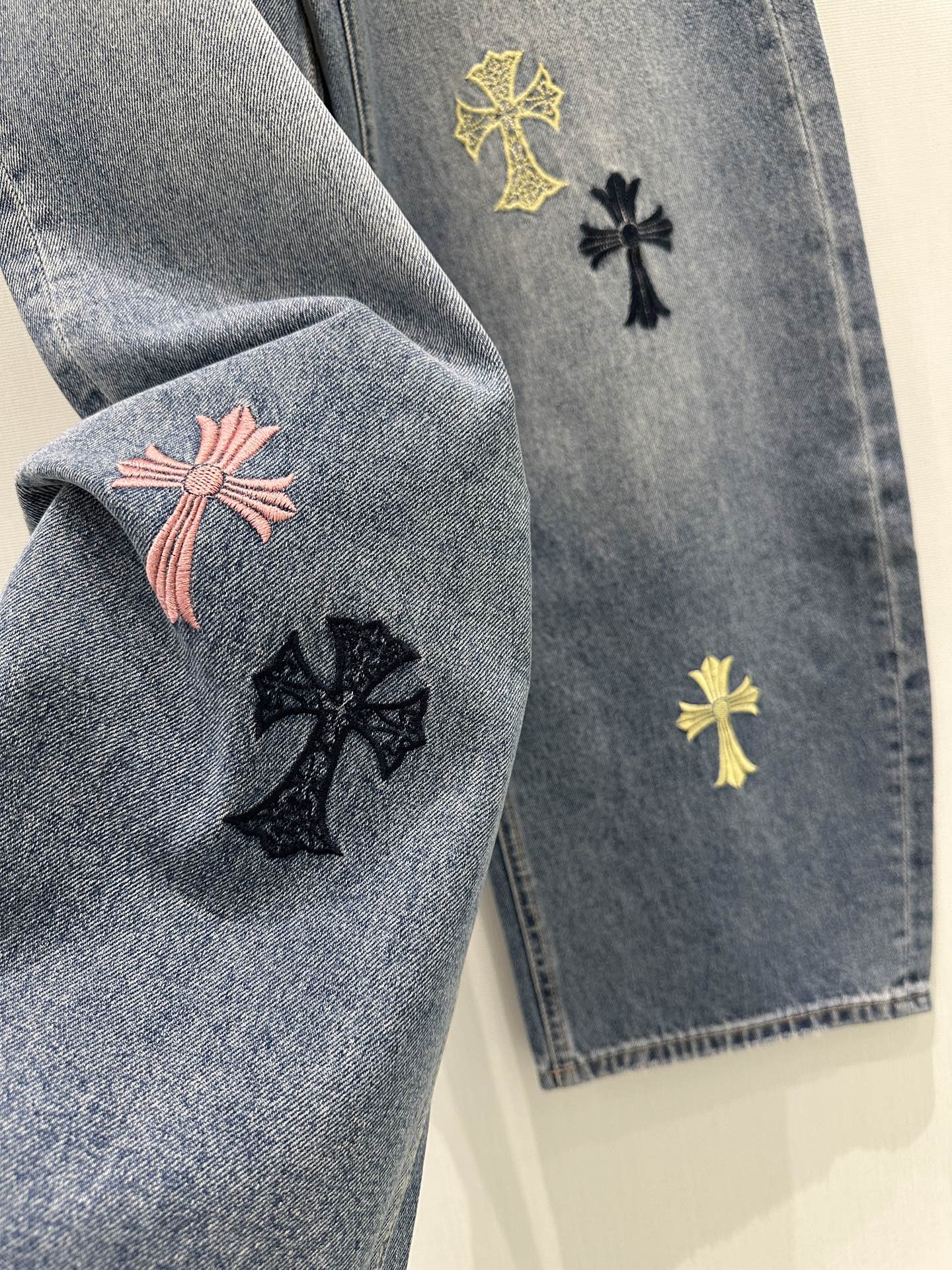 🛒𝐍𝐄𝐖 · 𝟐𝟎𝟐6/爆款现货原创 克罗星｜彩色十字刺绣镰刀牛仔裤采用高端定制面料，牛仔穿起来非常舒适