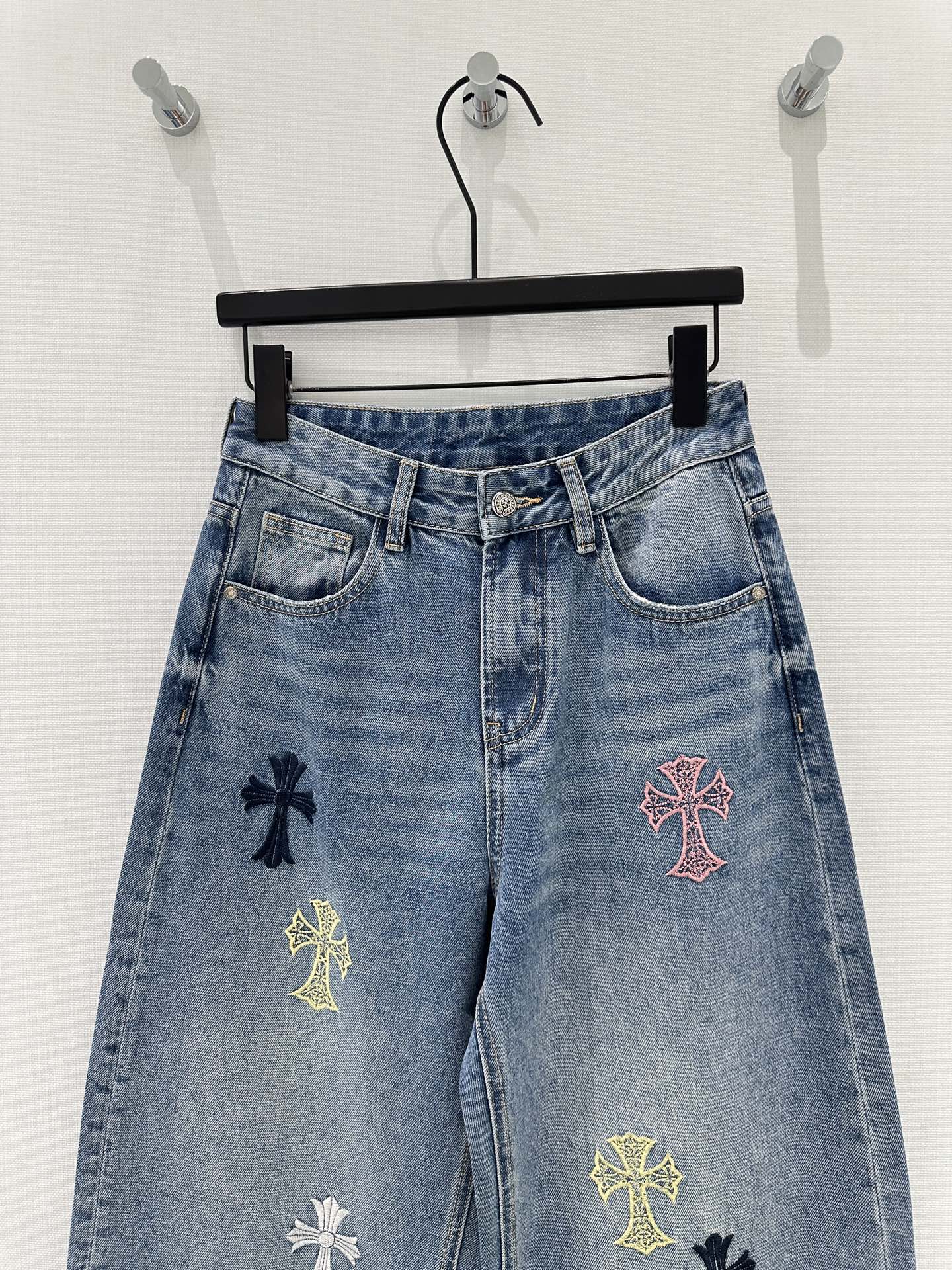 🛒𝐍𝐄𝐖 · 𝟐𝟎𝟐6/爆款现货原创 克罗星｜彩色十字刺绣镰刀牛仔裤采用高端定制面料，牛仔穿起来非常舒适