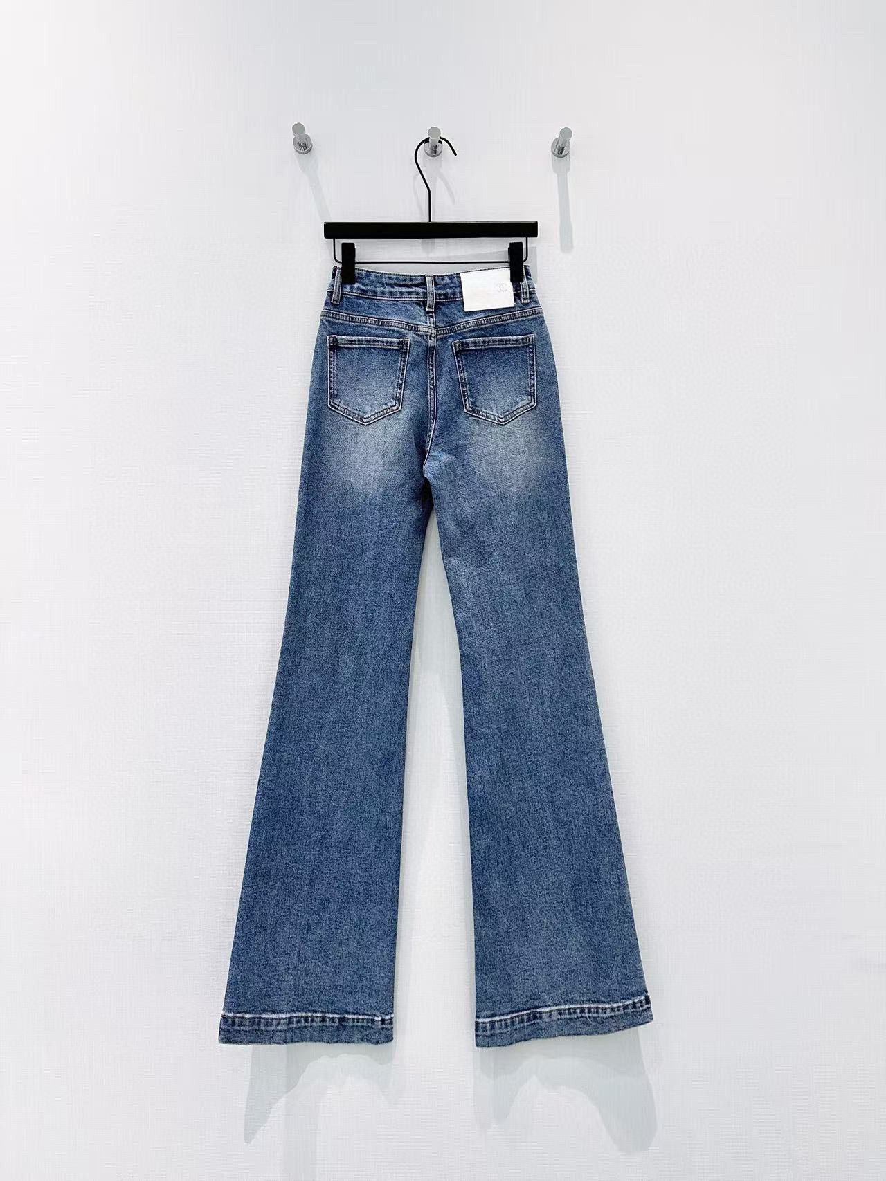 🛒𝐍𝐄𝐖 · 𝟐𝟎𝟐6/爆款现货原创 原创｜口袋烫钻渐变色微喇牛仔裤采用高端定制面料，牛仔穿起来非常舒适