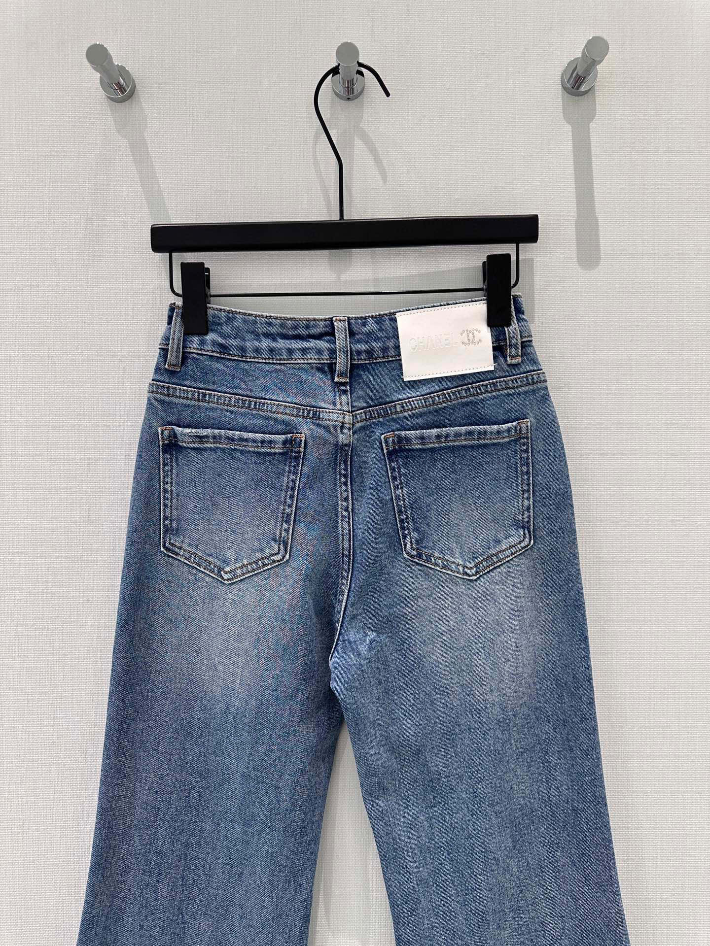 🛒𝐍𝐄𝐖 · 𝟐𝟎𝟐6/爆款现货原创 原创｜口袋烫钻渐变色微喇牛仔裤采用高端定制面料，牛仔穿起来非常舒适