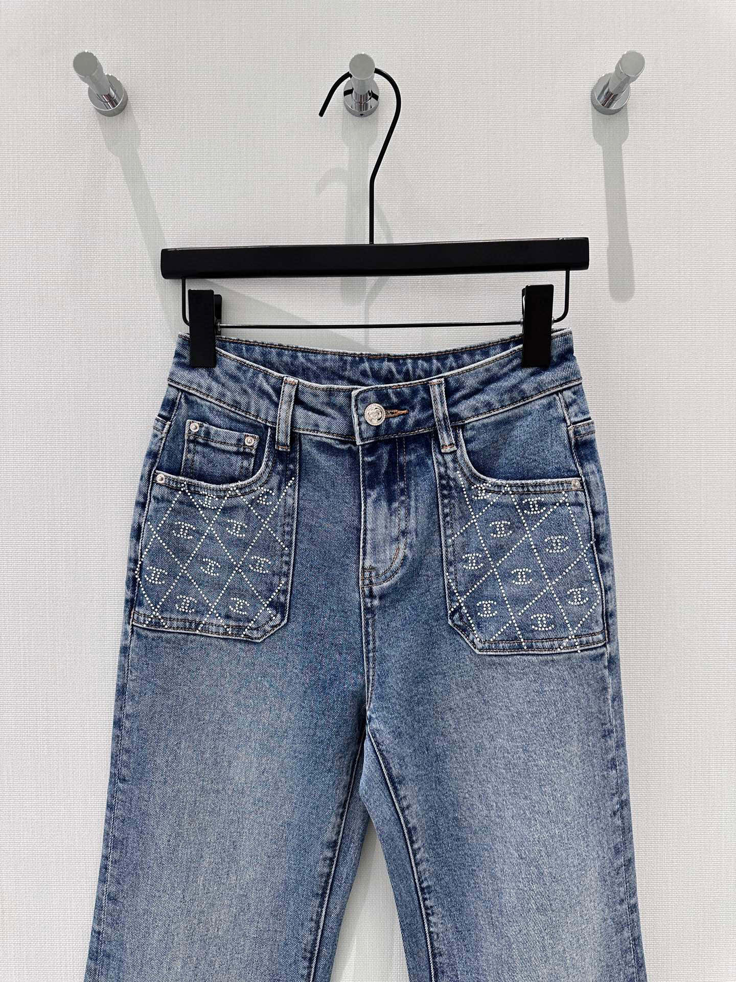 🛒𝐍𝐄𝐖 · 𝟐𝟎𝟐6/爆款现货原创 原创｜口袋烫钻渐变色微喇牛仔裤采用高端定制面料，牛仔穿起来非常舒适