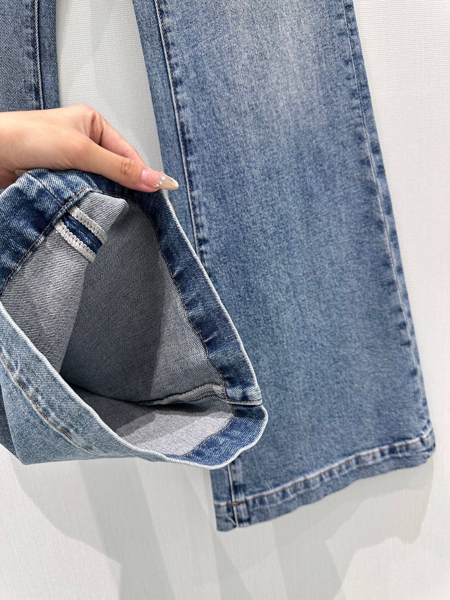 🛒𝐍𝐄𝐖 · 𝟐𝟎𝟐6/爆款现货原创 原创｜口袋烫钻渐变色微喇牛仔裤采用高端定制面料，牛仔穿起来非常舒适