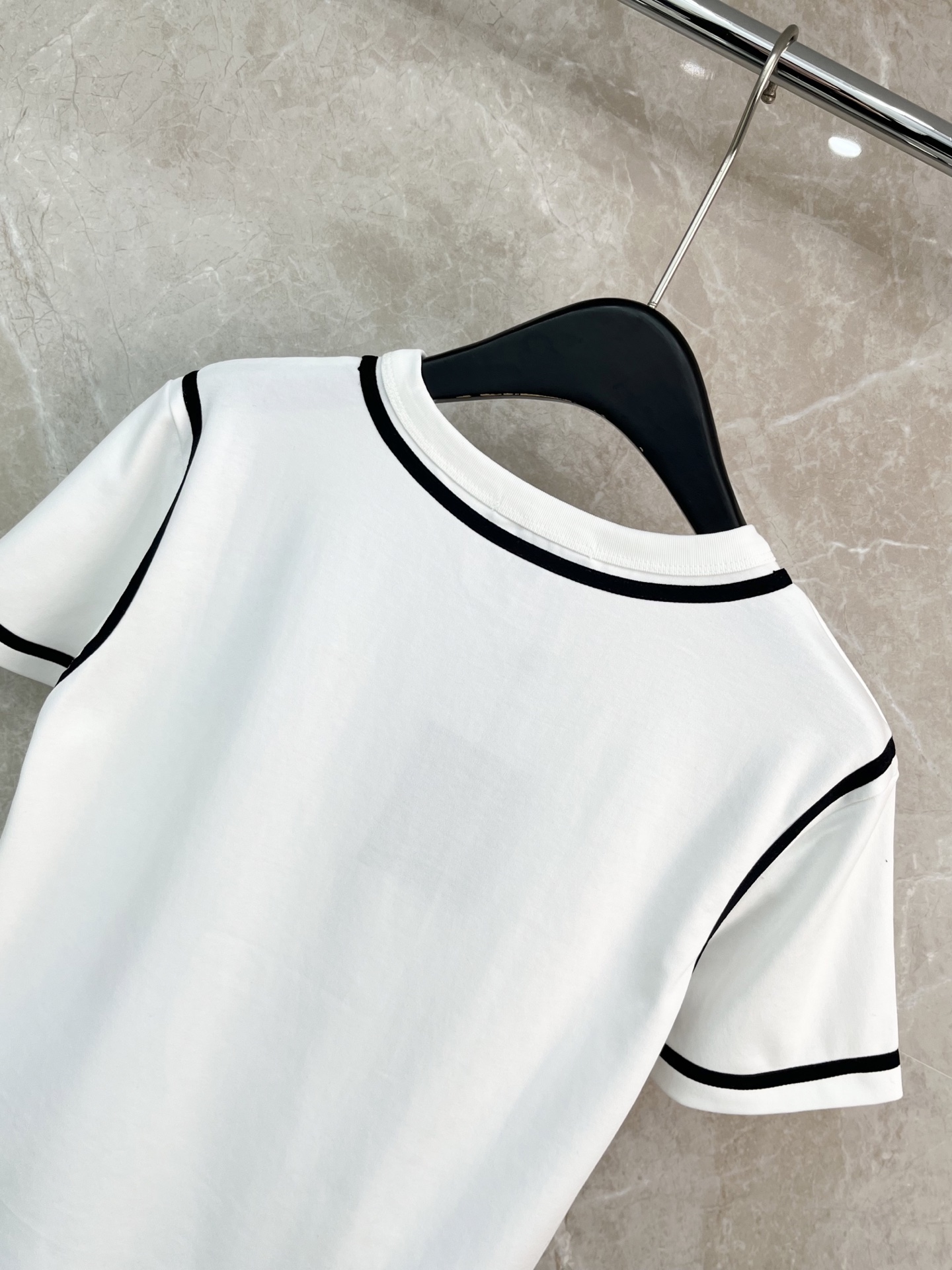 🛒𝐍𝐄𝐖 · 𝟐𝟎𝟐6/爆款现货原单品质 Lv *｜精致撞色织带短袖T恤高订面料 亲肤透气舒适标志性字母