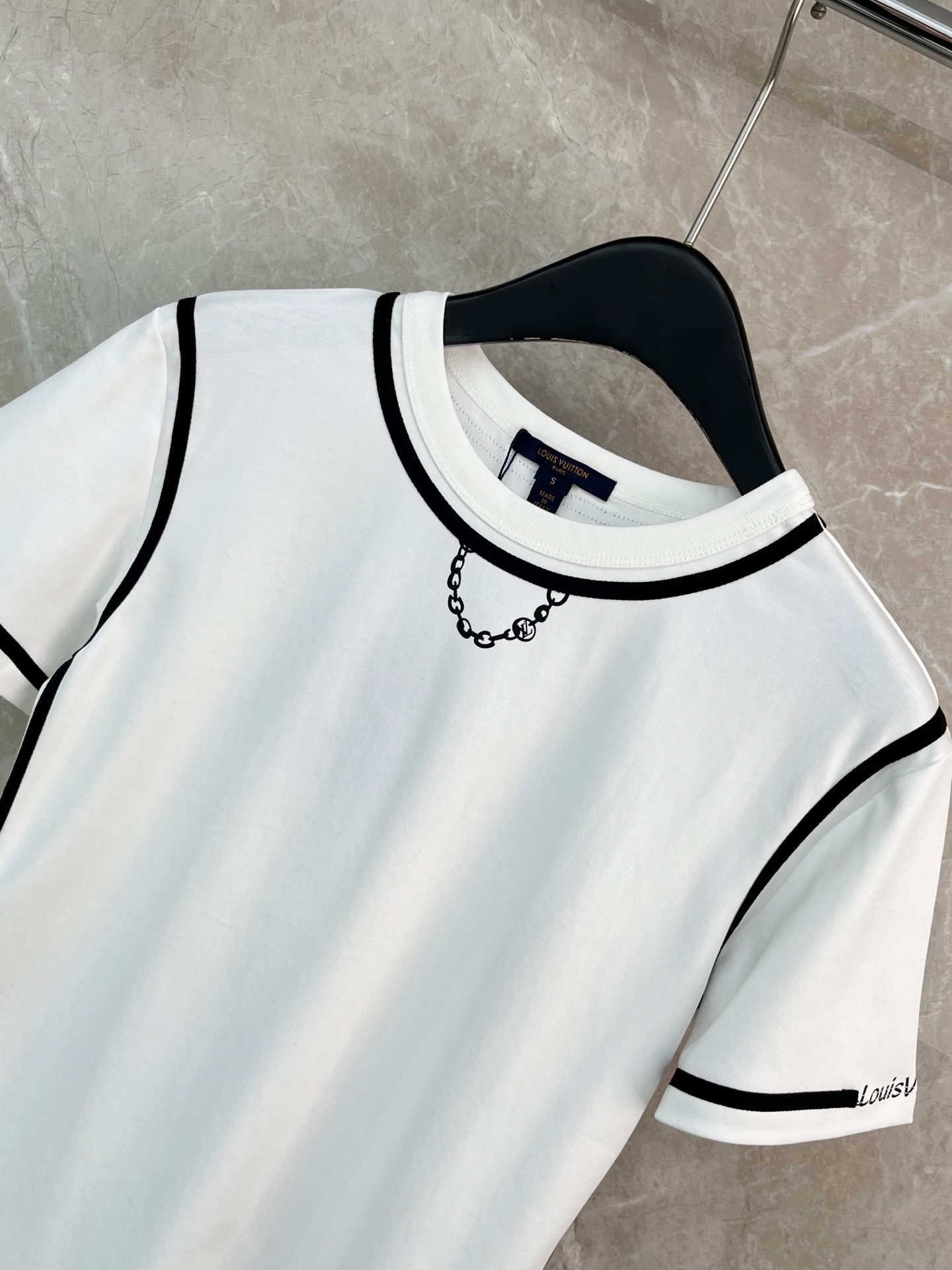 🛒𝐍𝐄𝐖 · 𝟐𝟎𝟐6/爆款现货原单品质 Lv *｜精致撞色织带短袖T恤高订面料 亲肤透气舒适标志性字母