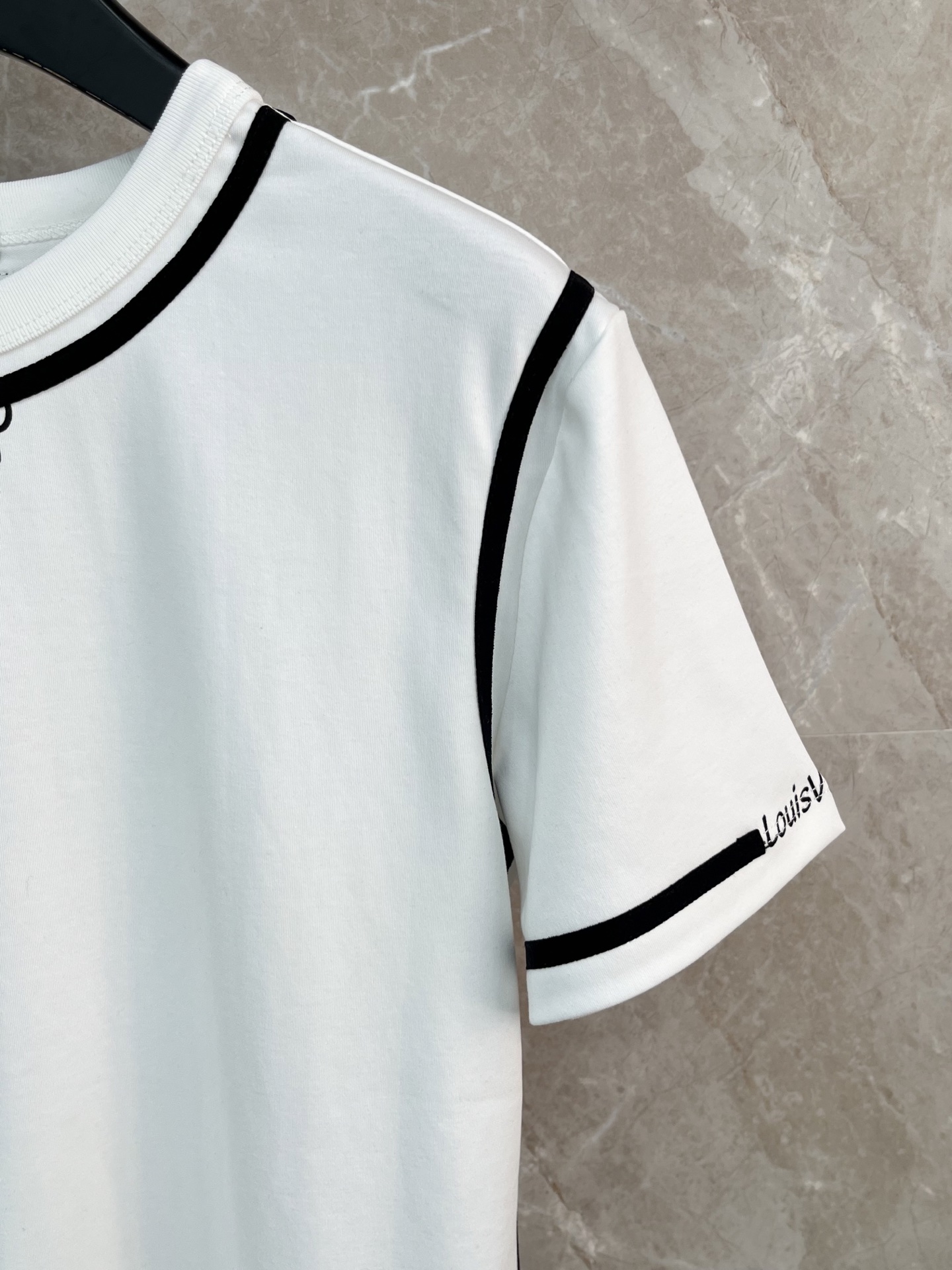 🛒𝐍𝐄𝐖 · 𝟐𝟎𝟐6/爆款现货原单品质 Lv *｜精致撞色织带短袖T恤高订面料 亲肤透气舒适标志性字母