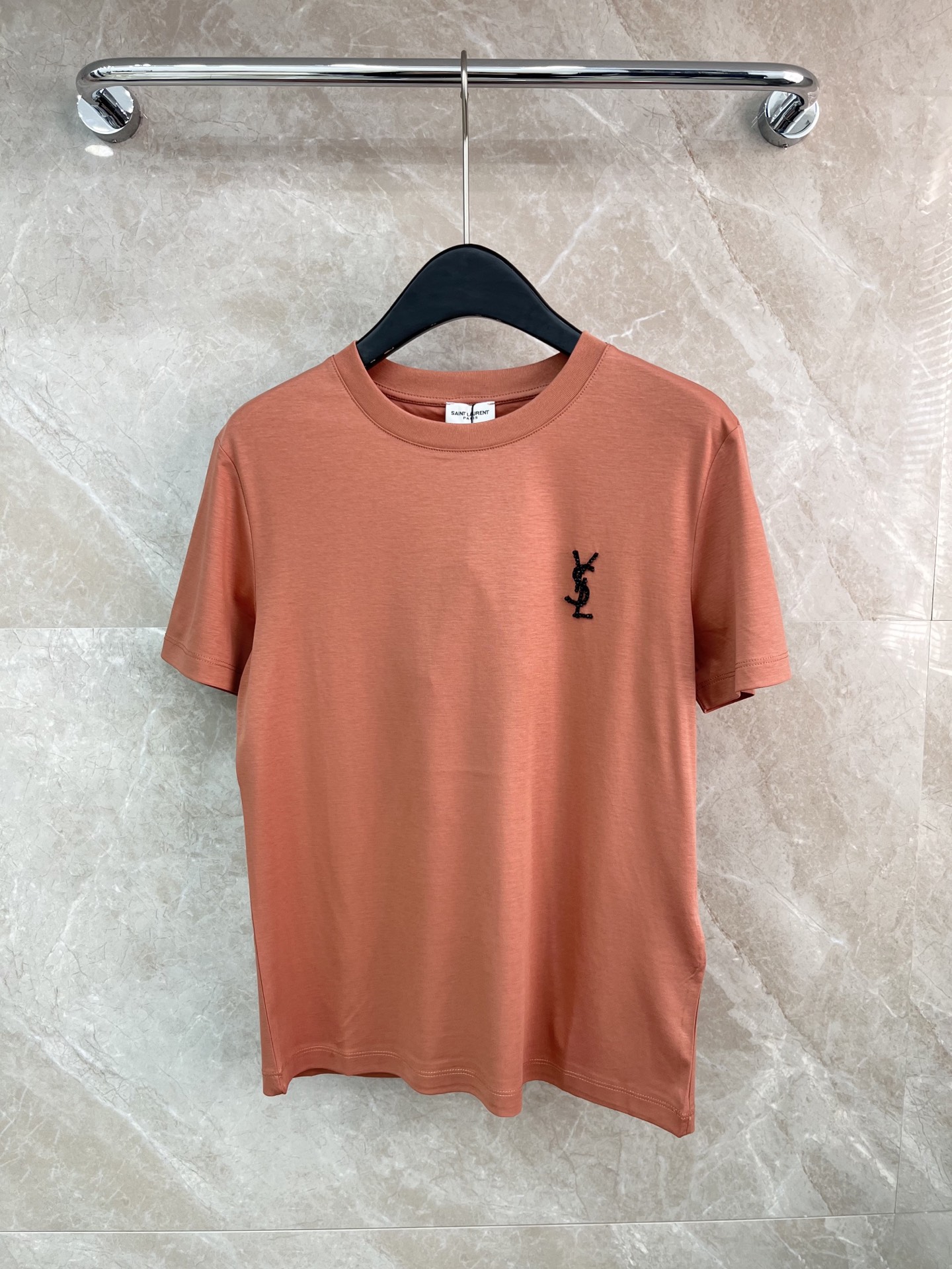 🛒𝐍𝐄𝐖 · 𝟐𝟎𝟐6/爆款现货原单品质 Ysl*｜26新品订珠短袖T恤精致宽松版型上身巨显瘦！男女同款