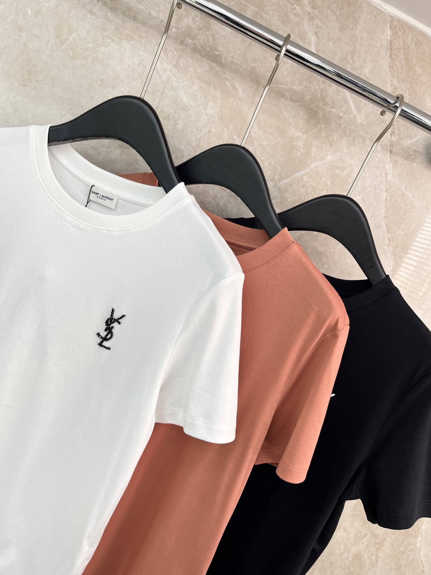 🛒𝐍𝐄𝐖 · 𝟐𝟎𝟐6/爆款现货原单品质 Ysl*｜26新品订珠短袖T恤精致宽松版型上身巨显瘦！男女同款