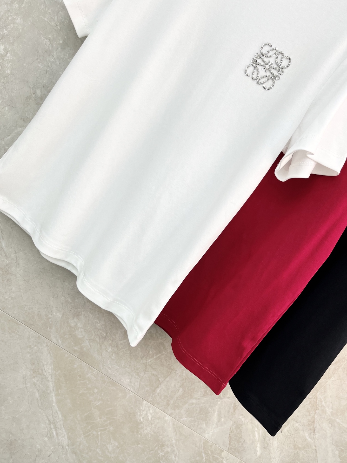 🛒𝐍𝐄𝐖 · 𝟐𝟎𝟐6/爆款现货原单品质 Loe*｜26新品珠片短袖T恤精致宽松版型上身巨显瘦！男女同款