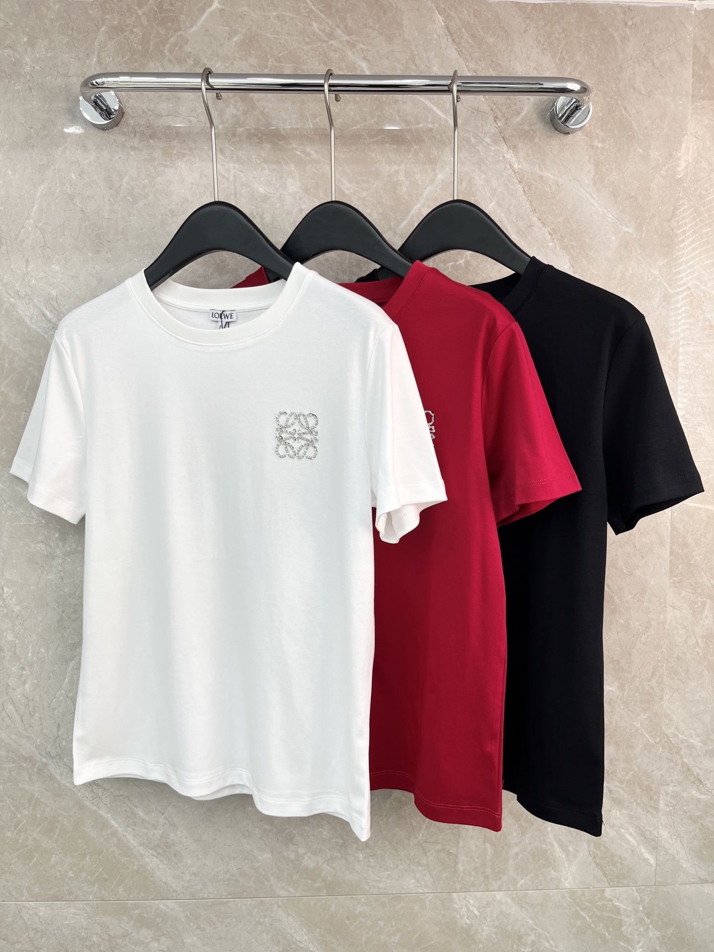 🛒𝐍𝐄𝐖 · 𝟐𝟎𝟐6/爆款现货原单品质 Loe*｜26新品珠片短袖T恤精致宽松版型上身巨显瘦！男女同款