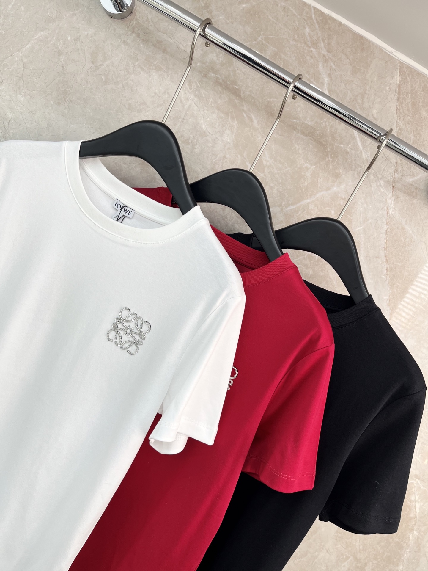 🛒𝐍𝐄𝐖 · 𝟐𝟎𝟐6/爆款现货原单品质 Loe*｜26新品珠片短袖T恤精致宽松版型上身巨显瘦！男女同款