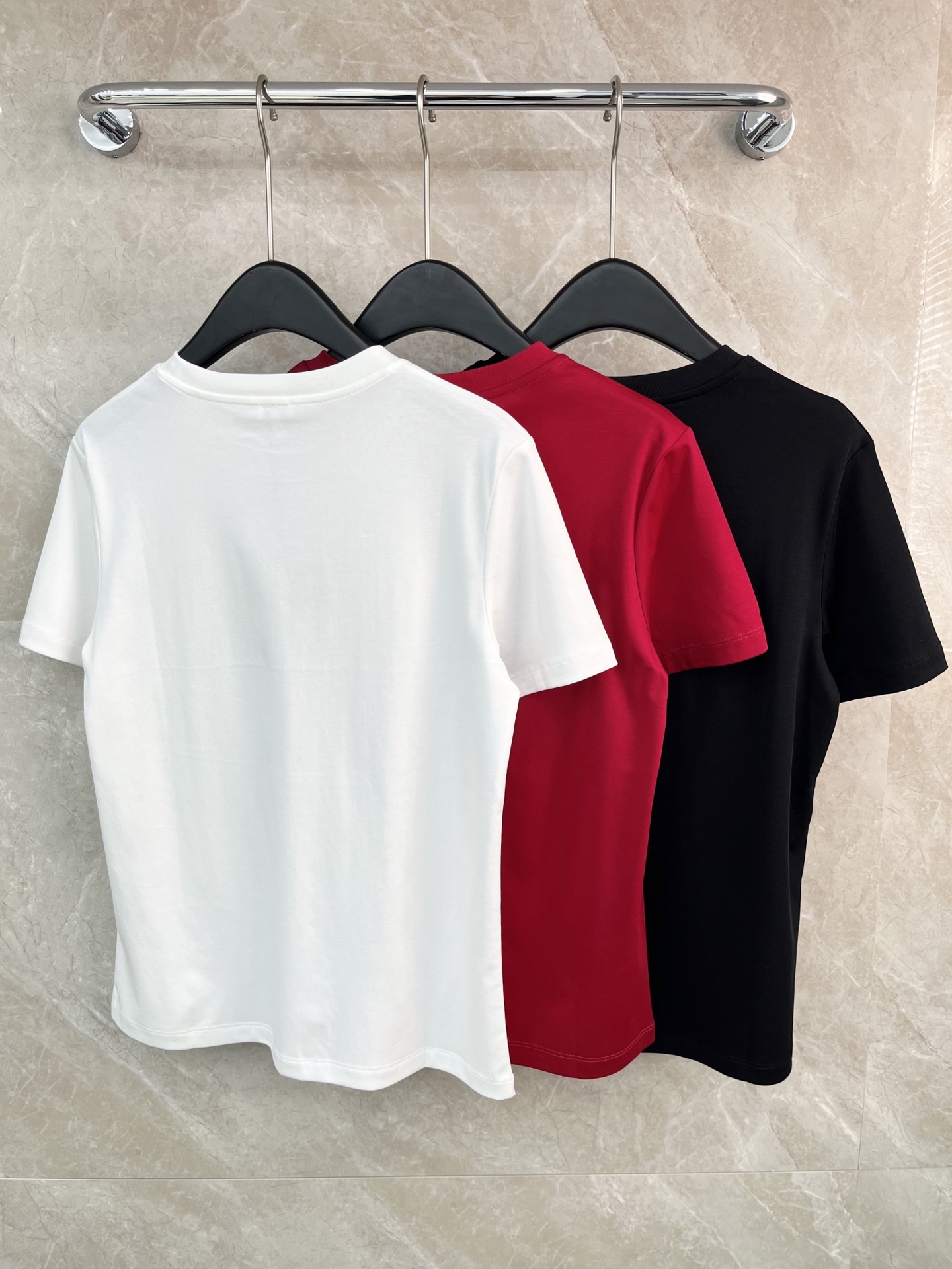 🛒𝐍𝐄𝐖 · 𝟐𝟎𝟐6/爆款现货原单品质 Loe*｜26新品珠片短袖T恤精致宽松版型上身巨显瘦！男女同款