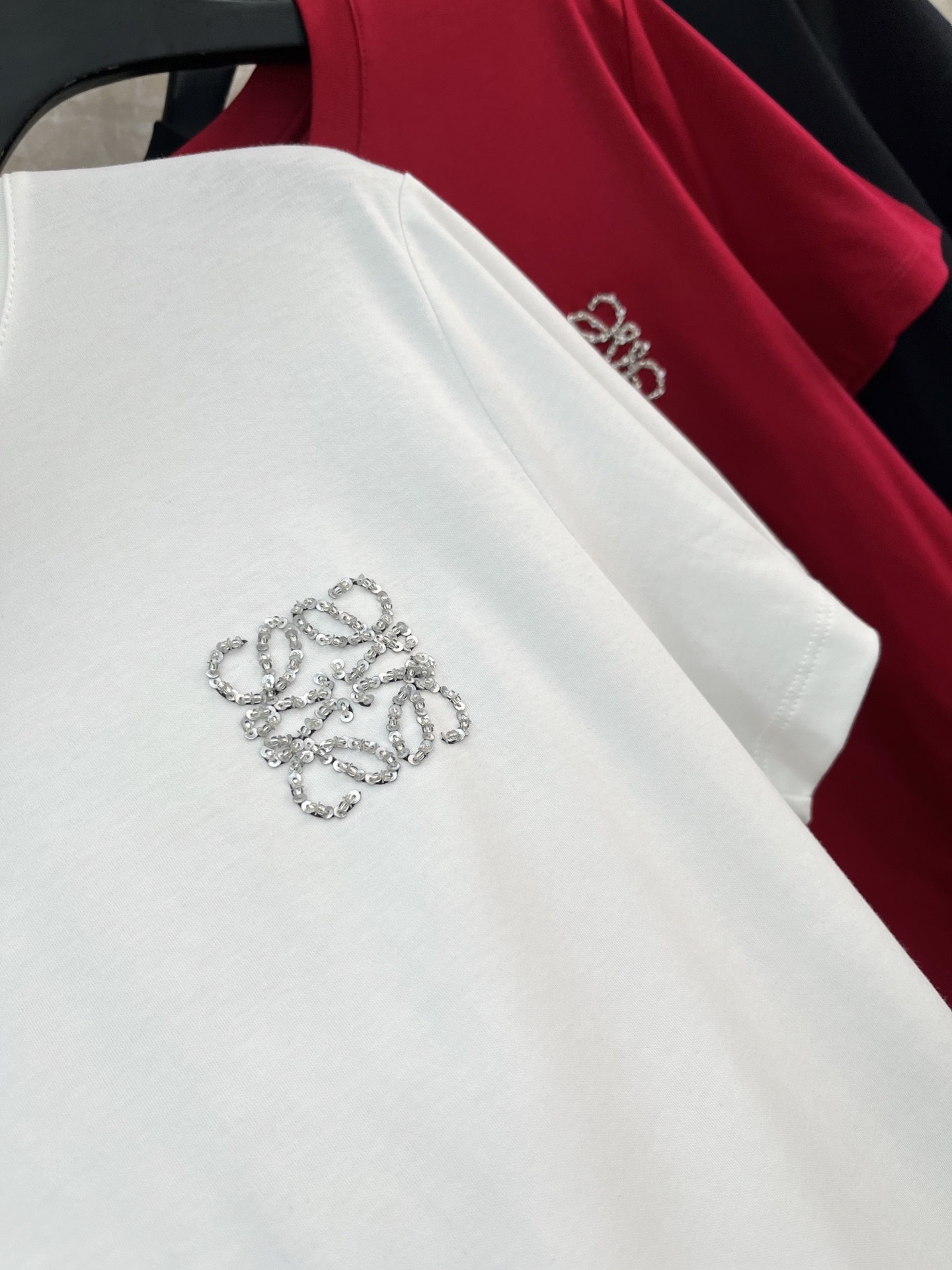 🛒𝐍𝐄𝐖 · 𝟐𝟎𝟐6/爆款现货原单品质 Loe*｜26新品珠片短袖T恤精致宽松版型上身巨显瘦！男女同款