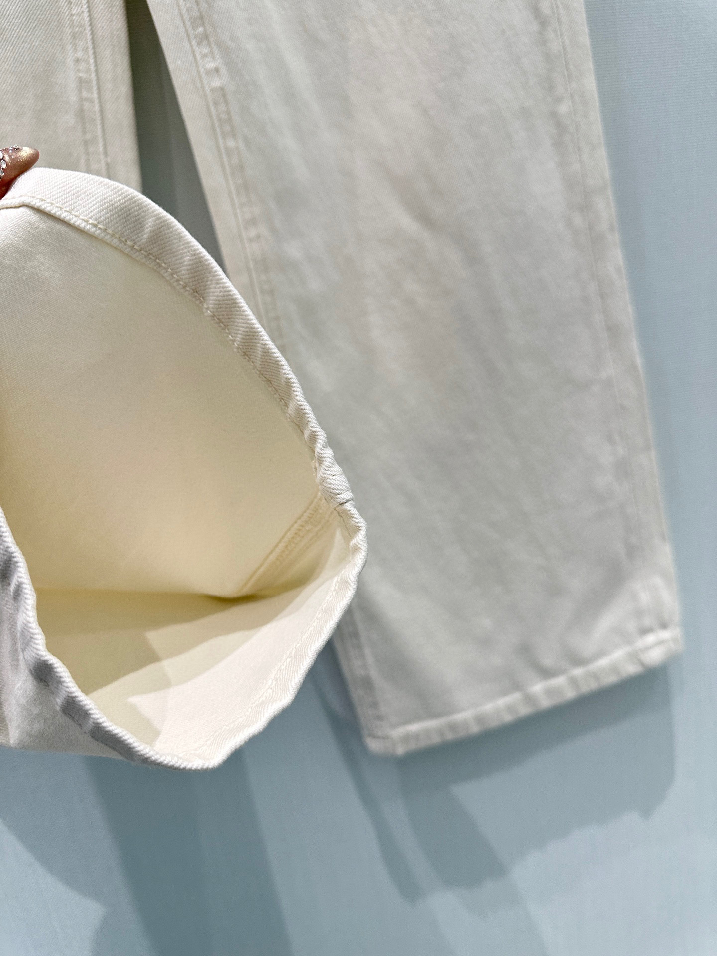 🛒𝐍𝐄𝐖 · 𝟐𝟎𝟐6/爆款现货【早春新款】原创｜撞色小马刺绣牛仔裤采用高端定制面料，牛仔穿起来非常舒适