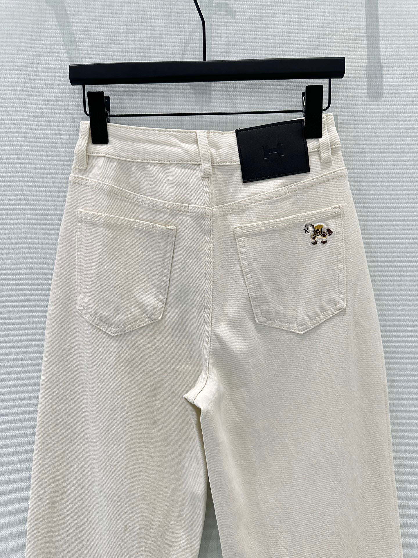 🛒𝐍𝐄𝐖 · 𝟐𝟎𝟐6/爆款现货【早春新款】原创｜撞色小马刺绣牛仔裤采用高端定制面料，牛仔穿起来非常舒适