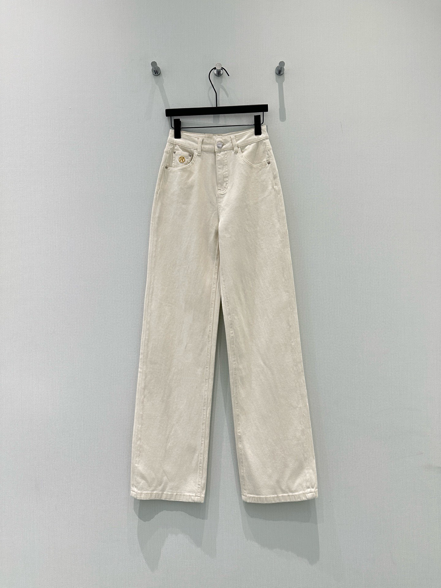 🛒𝐍𝐄𝐖 · 𝟐𝟎𝟐6/爆款现货【早春新款】原创｜撞色小马刺绣牛仔裤采用高端定制面料，牛仔穿起来非常舒适