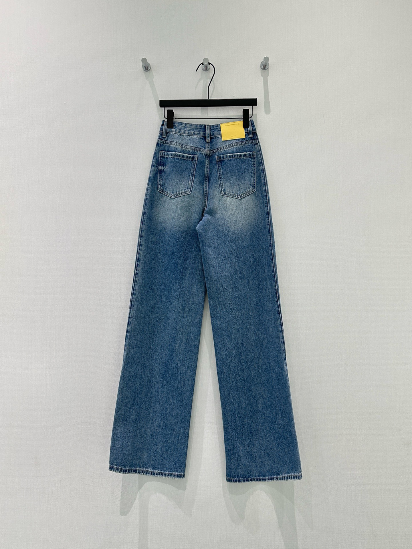 🛒𝐍𝐄𝐖 · 𝟐𝟎𝟐6/爆款现货【早春新款】原创｜侧边字母烫钻牛仔裤采用高端定制面料，牛仔穿起来非常舒适