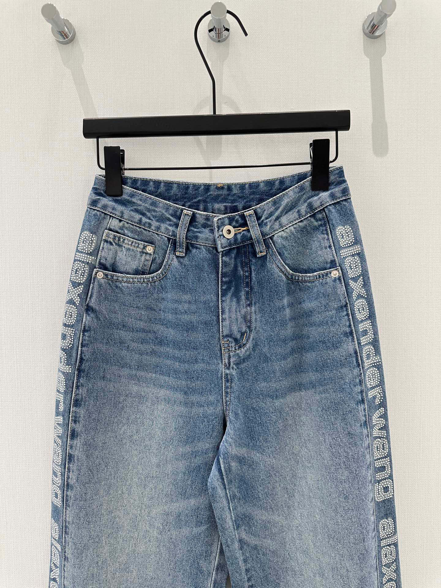 🛒𝐍𝐄𝐖 · 𝟐𝟎𝟐6/爆款现货【早春新款】原创｜侧边字母烫钻牛仔裤采用高端定制面料，牛仔穿起来非常舒适